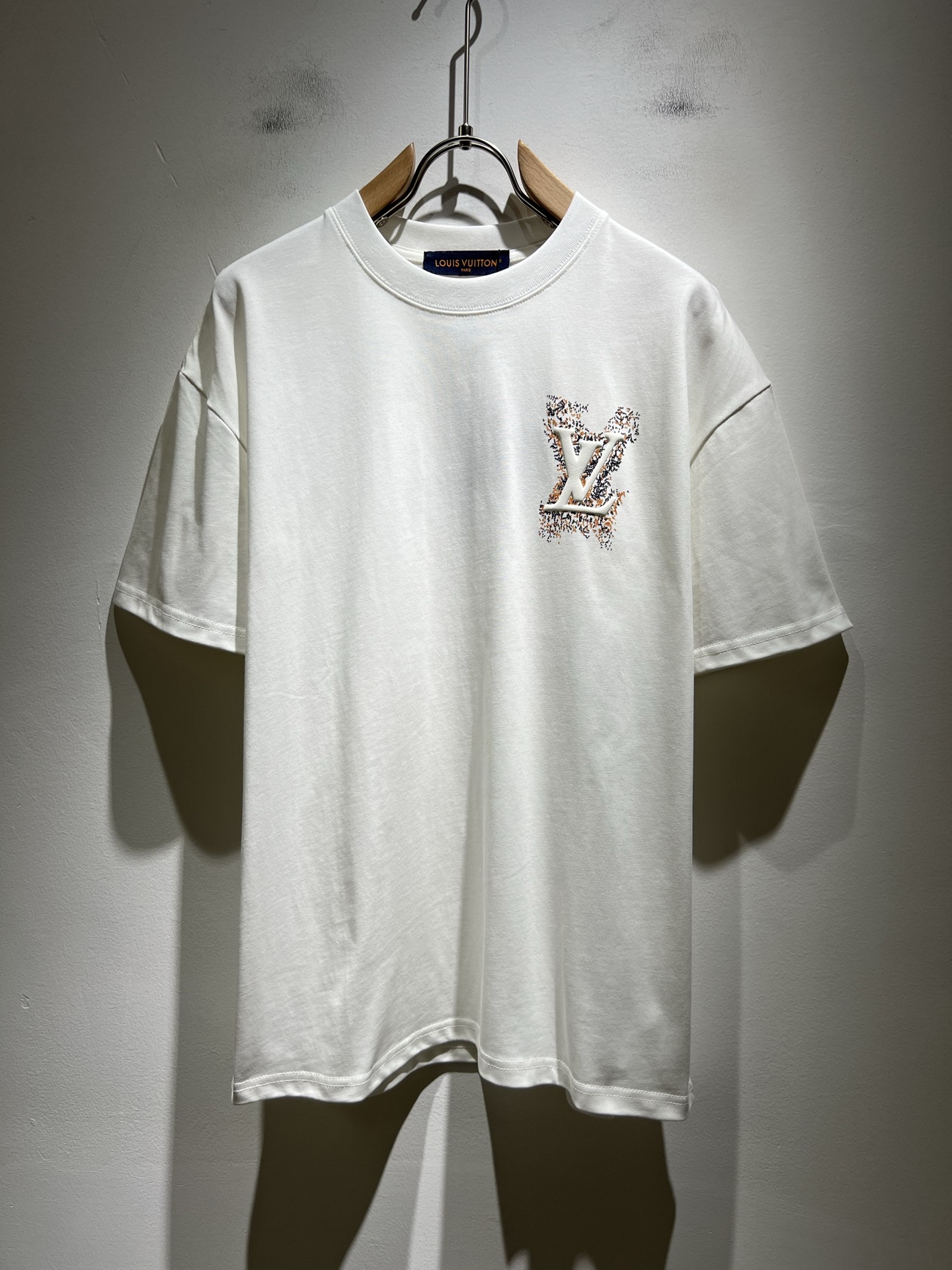 NO:455887,LouisVuitt*Louis*Deng The new series of products in 2025 spring and summer are launched, a very fashionable and avant-garde short-sleeved T-shirt for men and women, with logo pattern glue-touching!  Different from the past, it declares the design concept that has been passed down for many years in the brand!  Its eye-catchingness is no less than any classic style, perfectly presenting the fashionable, high-end and luxurious feeling in front of the world!  Made of imported cotton materials, selected high-quality pure cotton fabrics, soft and soft to the touch, the real thing is definitely beyond your imagination, close to the body and breathable, even if you sweat profusely, you will not feel greasy or stuffy, and will bring sweating and moisture absorption to the extreme!  Size M-3XL, louis vuitton,louis vuitton,t-shirt,tees,t-shirt,alexander wang19860909LouisVuitt*路易*登 2025春夏全新系列单品上线,非常时髦前卫的一款男女同款短袖T恤,标识logo图案压胶修饰！区别于以往的不同,宣示品牌传承多年的设计理念！其吸睛度完全不亚于任何经典款式,将时髦高级感与奢华感完美呈现在世人眼前！客供进口全棉材质制成,精选优质纯棉面料,触感软糯亲肤细腻,实物到手绝对超乎你的想象,贴身无比舒适透气,即便是汗流浃背也不会有腻身及闷热感可言,将排汗吸湿性发挥到了极致！尺码M-3XL,,louis vuitton,louis vuitton,T-shirt,tees，t-shirt,alexander wang,Men's clothing