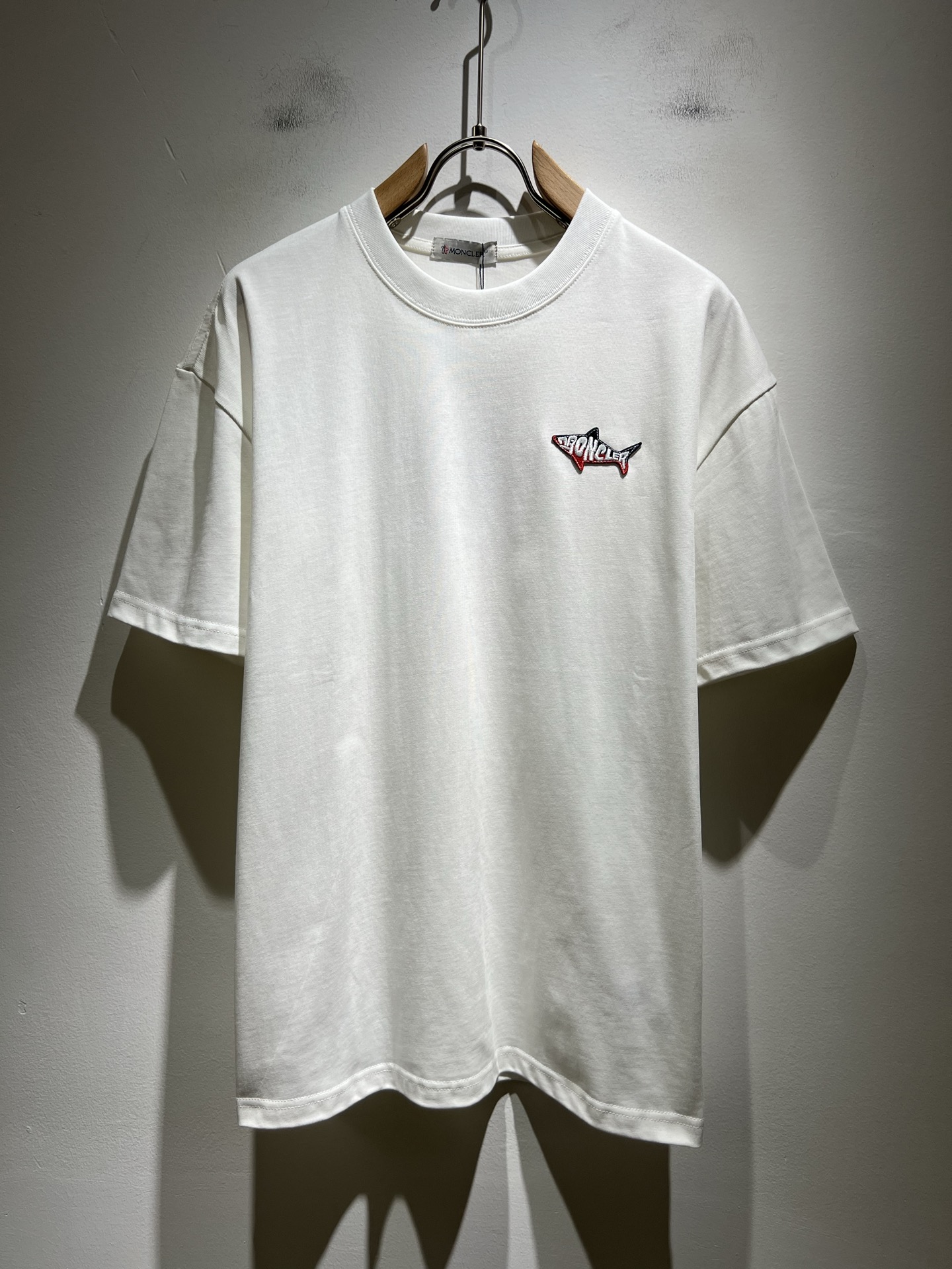 NO:455898,Moncler Mengjia 2025 Spring and Summer Latest Men and Women's Same Trade Order Short-sleeved T-shirt, Full Quality!  !  Internet celebrity style!  Designed with logo pattern!  The upper body is comfortable and breathable, not stiff, and the overall three-dimensional feeling is rich. Quality export orders, customized exclusive pure cotton fabric tailoring to meet the simple needs of commuters for dressing. The upper body is very effective, slim and not picky about the figure. The fabric workmanship... Improper, only good craftsmanship can make you feel good and tasteful. A must-have item for everyone!  Size M-3XL, T-shirt,tees,t-shirt,alexander wang19860909Moncler蒙家 2025春夏最新男女同款贸易订单短袖T恤,全品相！！网红款！采用logo图案印花设计！上身舒适透气,不僵硬,整体有着丰富的立体感,品质出口订单,定制专属纯棉面料剪裁,满足通勤人们对于着装的简约需求,上身效果很好,显瘦,不挑剔身材.面料做工....无可挑剔,好工艺好面料才能穿出好品味一款,人手必备单品！尺码M-3XL,,T-shirt,tees，t-shirt,alexander wang,Men's clothing