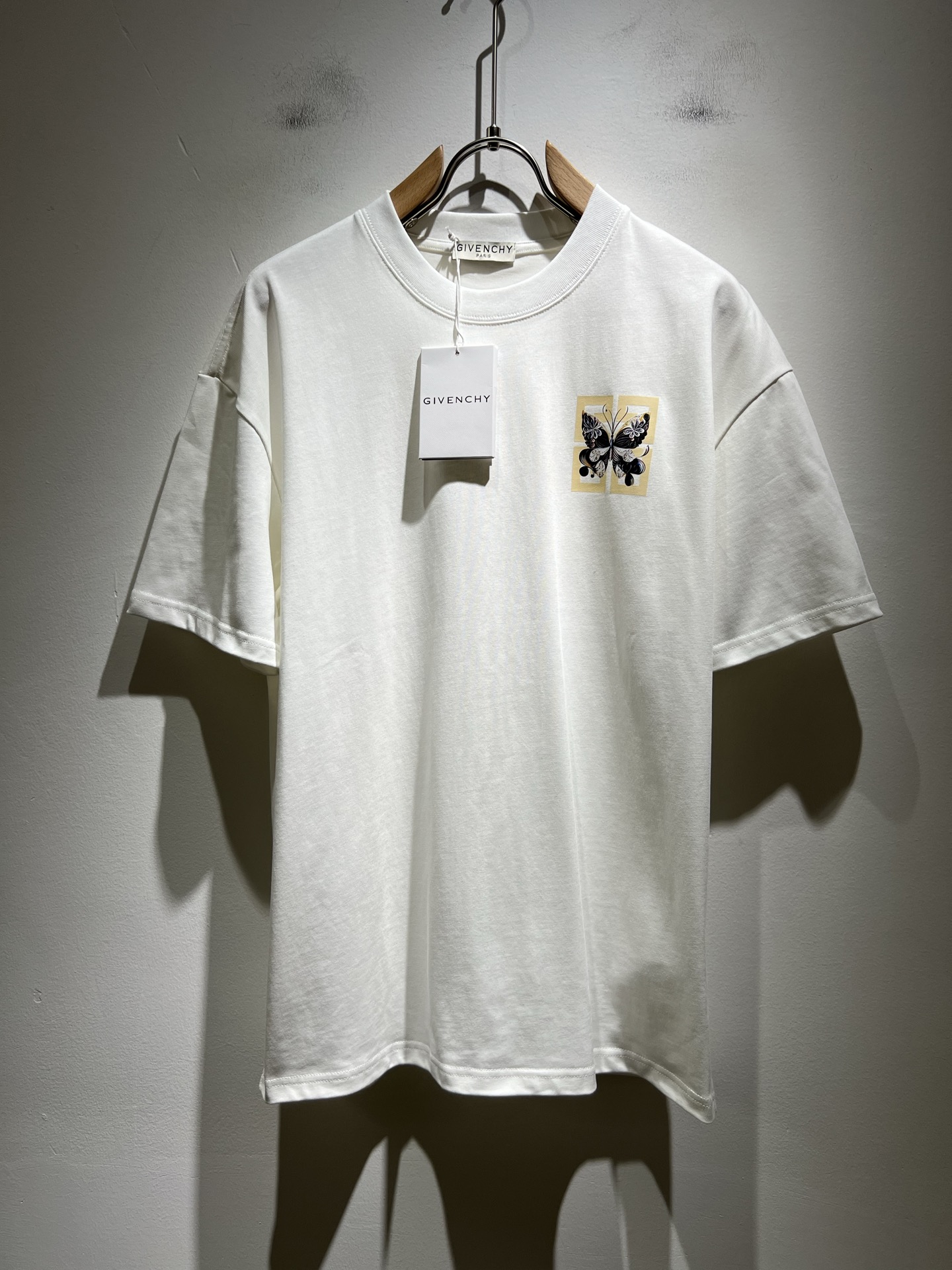 NO:455878,Giv*chy/Ji*xi's new short-sleeved T-shirt for men and women in spring and summer, the main creator has injected new fashion energy into fashion. By exploring various themes and sexy charm, it is highly recognizable and leads the new street fashion trend. This model is the exclusive outstanding design element of G's family, design logo pattern printing design!  Perfect fusion, clear and restored patterns, showing the elegant style of the brand. The original 260g pure cotton material is made of solid and high-end fabric, and the upper body can be easily controlled, showing the casual and fashionable charm. Size M-3XL, gucci, T-shirt, tees, t-shirt, alexander wang19860909Giv*chy/纪*希2025春夏新款男女同款短袖T恤,主创时尚注入了全新时尚能量.通过探索各种题材和性感魅力,极具辨识度,引领全新街头时尚潮流.该款是G家独家的出彩设计元素,设计标识logo图案印花设计！完美融合,图案清晰还原度极高,彰显品牌优雅格调.选用原版260g纯棉材质,面料紧实高级,上身均可轻松驾驭,展现休闲自在时尚魅力.尺码M-3XL,,gucci,T-shirt,tees，t-shirt,alexander wang,Men's clothing