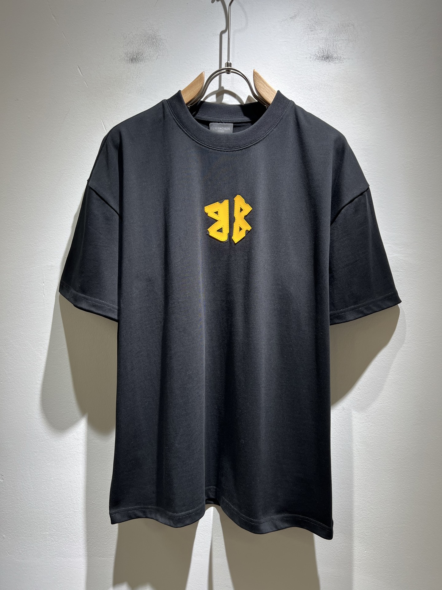 NO:455910,BALENCI*GA Paris* Home 2025 Spring and Summer New Men and Women's Same Short-Sleeve T-shirt!  Fashionable casual short-sleeved T-shirt with catwalk pattern prints!  Design logo glue pressing design!  The most designed and selected customer-supplied 260g pure cotton fabric, which feels soft and skin-friendly, is comfortable and breathable, and you can’t picky about the real thing!  Loose, small, shoulder-dead round neck cut, genderless couple mixed styles, opening up a new fashion charm!  Differentiate the market version of the high-end custom series!  Size M-3XL, balenciaga, T-shirt,tees, t-shirt,alexander wang19860909BALENCI*GA巴黎*家 2025春夏新款男女同款短袖T恤！走秀图案印花时尚休闲短袖T恤衫！设计logo压胶设计！极具设计精选客供260g纯棉面料,手感柔软亲肤,着身舒适透气性都无法挑剔,实物绝对会让你爱不释手！宽松小落肩的圆领版型裁剪,无性别主义的情侣混穿款式,打开全新的时装新韵味！区别市场版本高定系列！尺码M-3XL,,balenciaga,T-shirt,tees，t-shirt,alexander wang,Men's clothing