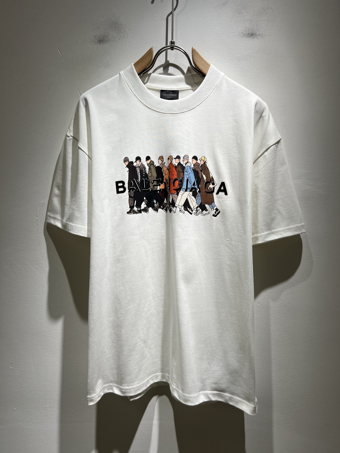 NO:455868,BALENCI*GA Paris* Home 2025 Spring and Summer New Men and Women's Same Short-Sleeve T-shirt!  Fashionable casual short-sleeved T-shirt with catwalk pattern prints!  Design logo glue pressing design!  The most designed and selected customer-supplied 260g pure cotton fabric, which feels soft and skin-friendly, is comfortable and breathable, and you can’t picky about the real thing!  Loose, small, shoulder-dead round neck cut, genderless couple mixed styles, opening up a new fashion charm!  Differentiate the market version of the high-end custom series!  Size M-3XL, balenciaga, T-shirt,tees, t-shirt,alexander wang19860909BALENCI*GA巴黎*家 2025春夏新款男女同款短袖T恤！走秀图案印花时尚休闲短袖T恤衫！设计logo压胶设计！极具设计精选客供260g纯棉面料,手感柔软亲肤,着身舒适透气性都无法挑剔,实物绝对会让你爱不释手！宽松小落肩的圆领版型裁剪,无性别主义的情侣混穿款式,打开全新的时装新韵味！区别市场版本高定系列！尺码M-3XL,,balenciaga,T-shirt,tees，t-shirt,alexander wang,Men's clothing