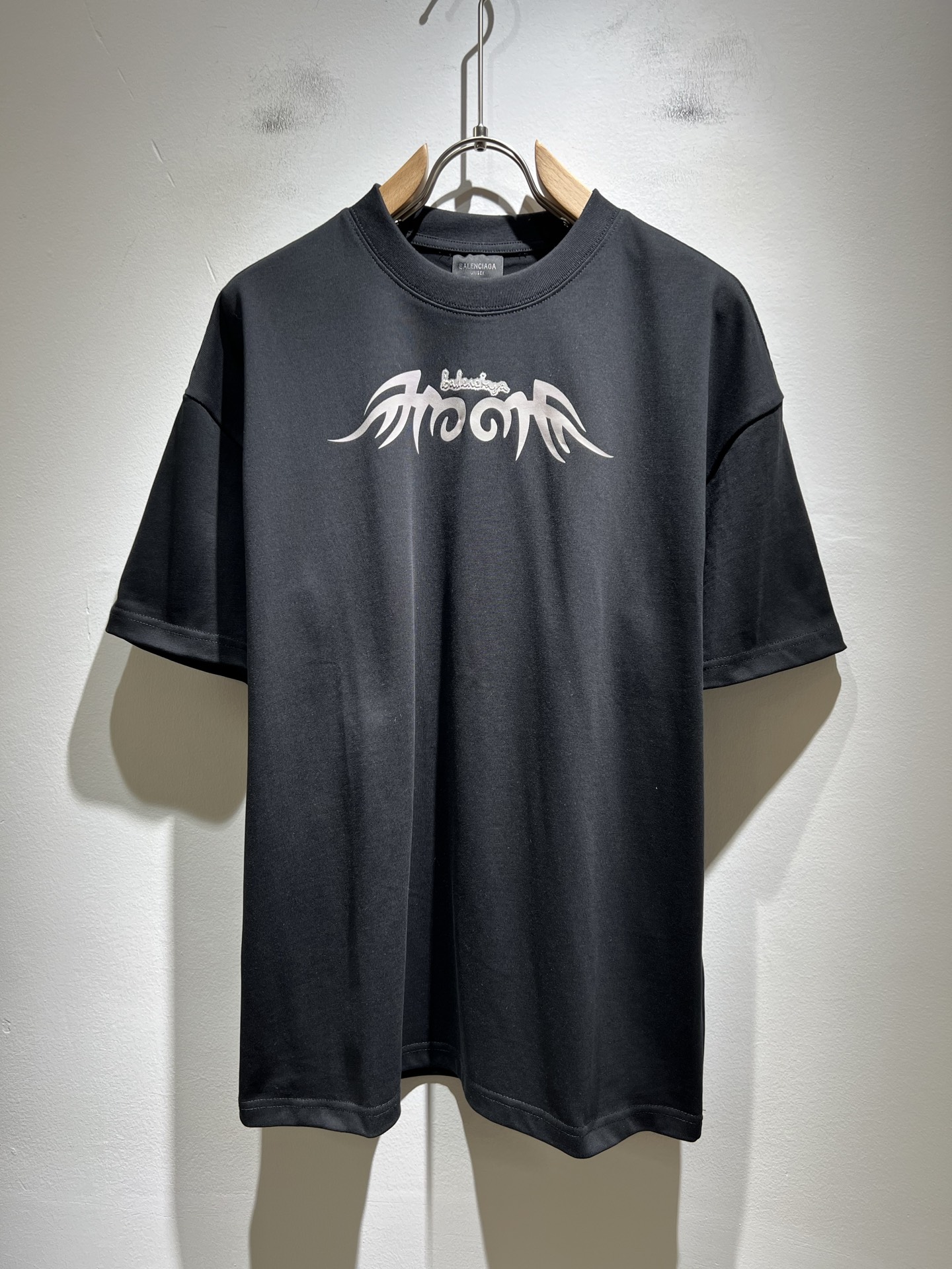 NO:455900,BALENCI*GA Paris* Home 2025 Spring and Summer New Men and Women's Same Short-Sleeve T-shirt!  Fashionable casual short-sleeved T-shirt with catwalk pattern prints!  Design logo glue pressing design!  The most designed and selected customer-supplied 260g pure cotton fabric, which feels soft and skin-friendly, is comfortable and breathable, and you can’t picky about the real thing!  Loose, small, shoulder-dead round neck cut, genderless couple mixed styles, opening up a new fashion charm!  Differentiate the market version of the high-end custom series!  Size M-3XL, balenciaga, T-shirt,tees, t-shirt,alexander wang19860909BALENCI*GA巴黎*家 2025春夏新款男女同款短袖T恤！走秀图案印花时尚休闲短袖T恤衫！设计logo压胶设计！极具设计精选客供260g纯棉面料,手感柔软亲肤,着身舒适透气性都无法挑剔,实物绝对会让你爱不释手！宽松小落肩的圆领版型裁剪,无性别主义的情侣混穿款式,打开全新的时装新韵味！区别市场版本高定系列！尺码M-3XL,,balenciaga,T-shirt,tees，t-shirt,alexander wang,Men's clothing