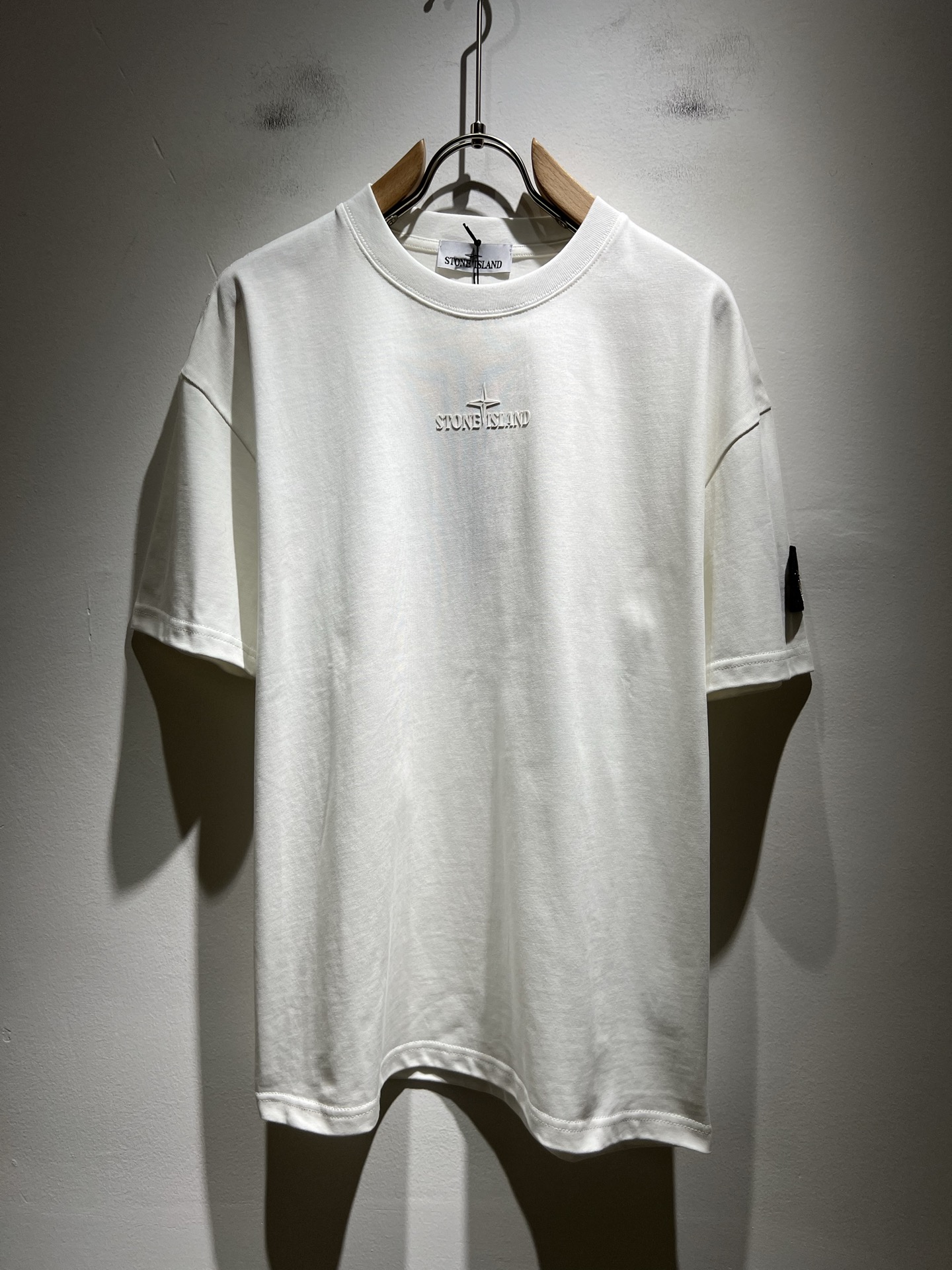 NO:458861,Stone Island 2025 spring and summer new short-sleeved T-shirt for men and women, the main creator has injected new fashion energy into fashion. By exploring various themes and sexy charm, it is recognizable and leads the new street fashion trend. This model is an exclusive and outstanding design element, with a logo pattern velvet design!  Perfect fusion, clear and restored patterns, showing the elegant style of the brand. The original 260g pure cotton material is made of solid and high-end fabric, and the upper body can be easily controlled, showing the casual and fashionable charm. Size M-3XL, T-shirt,tees, t-shirt, alexander wang19860909StoneIsland 石头岛 2025春夏新款男女同款短袖T恤,主创时尚注入了全新时尚能量.通过探索各种题材和性感魅力,极具辨识度,引领全新街头时尚潮流.该款是独家的出彩设计元素,设计标识logo图案压绒设计！完美融合,图案清晰还原度极高,彰显品牌优雅格调.选用原版260g纯棉材质,面料紧实高级,上身均可轻松驾驭,展现休闲自在时尚魅力.尺码M-3XL,,T-shirt,tees，t-shirt,alexander wang,Men's clothing