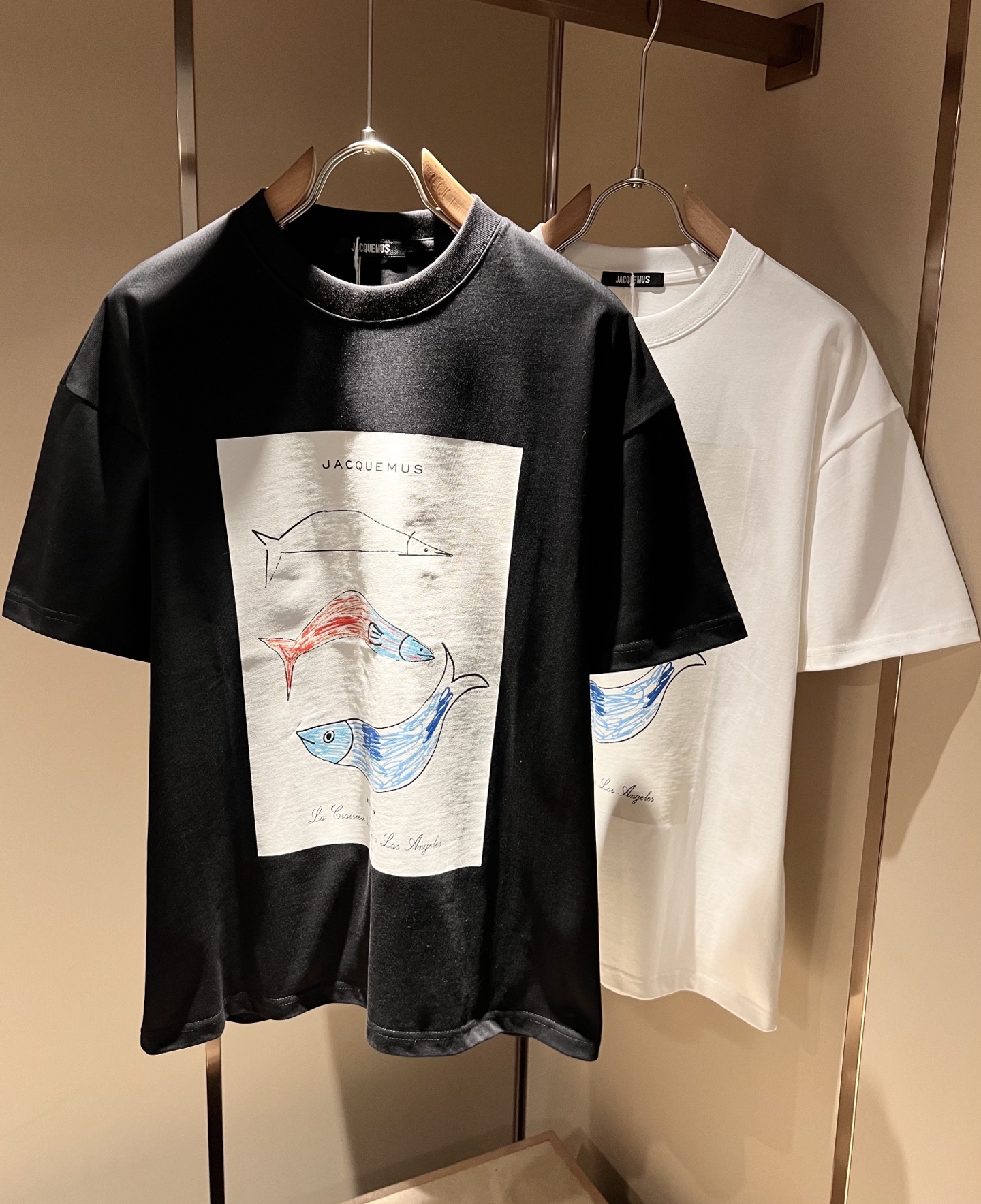 NO:458860,JACQUEMUS 2025 Spring and Summer New Men and Women Couples Casual Loose Cotton Round Neck Short Sleeve T-shirt!  Trading companies have sparse channels and are released on the official website at the same time!  The latest series of spring and summer 2025, classic fashion design elements, injecting full vitality into the new series. This T-shirt is carefully selected for customers to use imported cotton fabrics. The fabric feels skin-friendly and soft and delicate, and the body logo is glued!  It has an extremely comfortable and breathable wearing experience. The whole item is very eye-catching and fashionable, and is deeply loved by young people today!  The loose round neck cut is a neutral style regardless of age and gender, suitable for matching all the styles and looks you need in your daily life!  It is recommended to wear couple outfits to go out on the street to make it more pleasing to the eye!  Size M-3XL, T-shirt,tees,t-shirt,alexander wang19860909JACQUEMUS 2025春夏新款男女同情侣款休闲宽松棉质圆领短袖T恤衫！贸易公司渠道稀出,同步官网发售 ！ 2025春夏最新系列,经典时尚设计元素,为全新系列注入满满活力,这款T恤衫用心甄选客供进口棉面料制成,面料手感亲肤柔软细腻,衣身logo压胶设计！拥有着无比舒适透气性的穿着体验,整件单品极具吸睛度与时尚感,深受当下年轻人的喜爱！基础宽松的圆领版型裁剪,不分年龄与性别的中性款式,适合搭配你日常所需的所有风格与造型！建议搭配情侣装出街会更为养眼出色！尺码M-3XL,,T-shirt,tees，t-shirt,alexander wang,Men's clothing