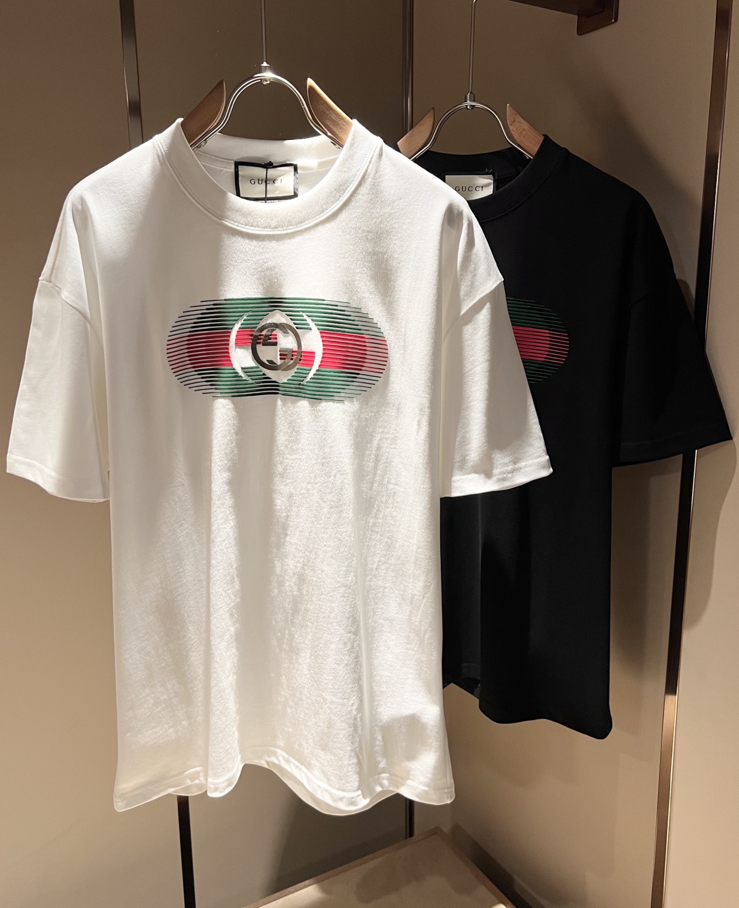 NO:455890,Gucc* Gujia 2025 spring and summer new style for men and women couples casual loose cotton round neck short-sleeved T-shirt!  Trading companies have sparse channels and are released on the official website at the same time!  The latest series of spring and summer 2025, classic fashion design elements, injecting full vitality into the new series. This T-shirt is carefully selected for customers to use imported cotton fabrics. The fabric feels skin-friendly and soft and delicate, and the body logo is glued!  It has an extremely comfortable and breathable wearing experience. The whole item is very eye-catching and fashionable, and is deeply loved by young people today!  The loose round neck cut is a neutral style regardless of age and gender, suitable for matching all the styles and looks you need in your daily life!  It is recommended to wear couple outfits to go out on the street to make it more pleasing to the eye!  Size M-3XL, gucci, gucci, T-shirt, tees, t-shirt, alexander wang19860909Gucc*古家 2025春夏新款男女同情侣款休闲宽松棉质圆领短袖T恤衫！贸易公司渠道稀出,同步官网发售 ！ 2025春夏最新系列,经典时尚设计元素,为全新系列注入满满活力,这款T恤衫用心甄选客供进口棉面料制成,面料手感亲肤柔软细腻,衣身logo压胶设计！拥有着无比舒适透气性的穿着体验,整件单品极具吸睛度与时尚感,深受当下年轻人的喜爱！基础宽松的圆领版型裁剪,不分年龄与性别的中性款式,适合搭配你日常所需的所有风格与造型！建议搭配情侣装出街会更为养眼出色！尺码M-3XL,,gucci,gucci,T-shirt,tees，t-shirt,alexander wang,Men's clothing