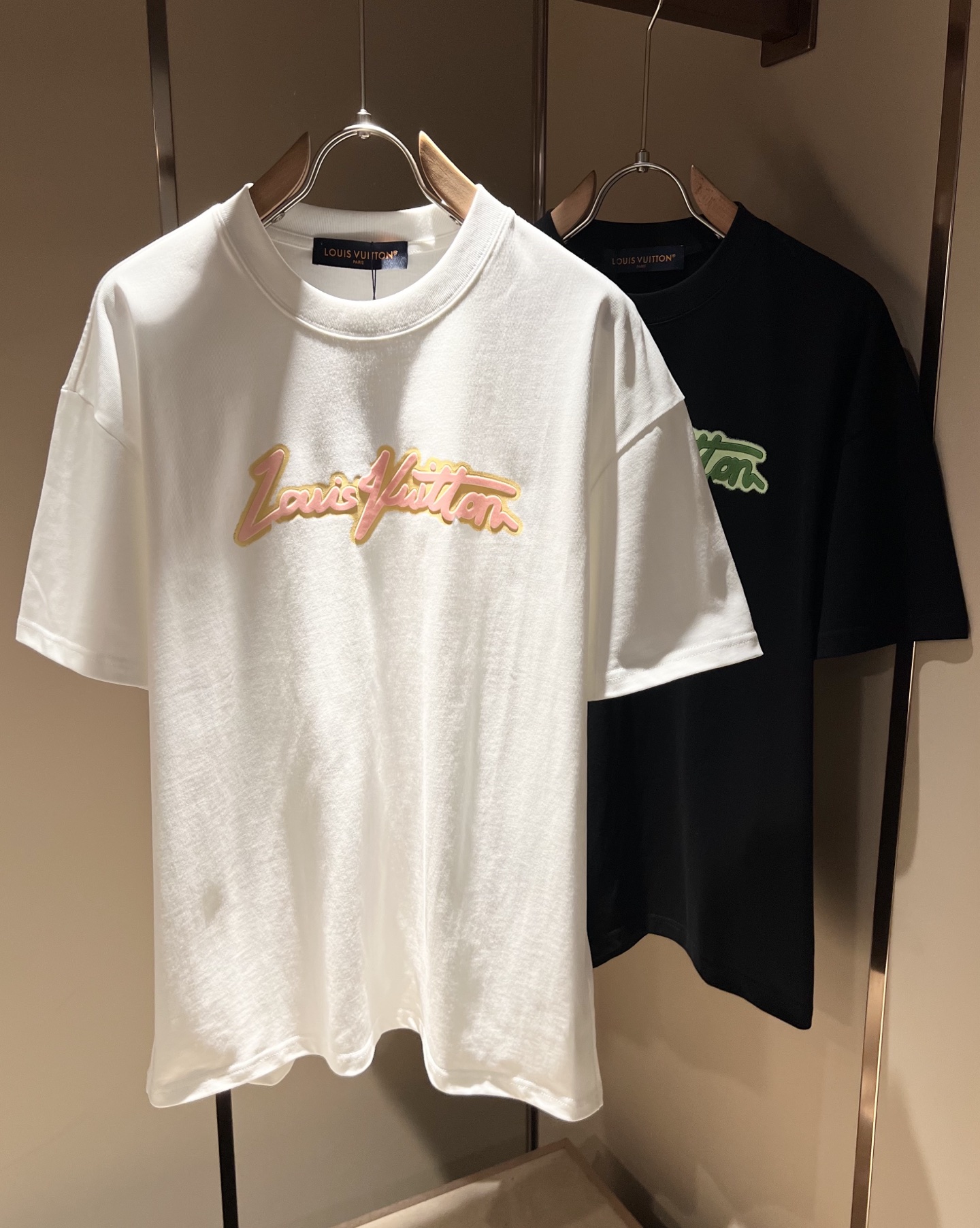 NO:455881,LouisVuitt*Louis*Deng The new series of products in 2025 spring and summer are launched, a very fashionable and avant-garde short-sleeved T-shirt for men and women, with logo pattern glue-touching!  Different from the past, it declares the design concept that has been passed down for many years in the brand!  Its eye-catchingness is no less than any classic style, perfectly presenting the fashionable, high-end and luxurious feeling in front of the world!  Made of imported cotton materials, selected high-quality pure cotton fabrics, soft and soft to the touch, the real thing is definitely beyond your imagination, close to the body and breathable, even if you sweat profusely, you will not feel greasy or stuffy, and will bring sweating and moisture absorption to the extreme!  Size M-3XL, louis vuitton,louis vuitton,t-shirt,tees,t-shirt,alexander wang19860909LouisVuitt*路易*登 2025春夏全新系列单品上线,非常时髦前卫的一款男女同款短袖T恤,标识logo图案压胶修饰！区别于以往的不同,宣示品牌传承多年的设计理念！其吸睛度完全不亚于任何经典款式,将时髦高级感与奢华感完美呈现在世人眼前！客供进口全棉材质制成,精选优质纯棉面料,触感软糯亲肤细腻,实物到手绝对超乎你的想象,贴身无比舒适透气,即便是汗流浃背也不会有腻身及闷热感可言,将排汗吸湿性发挥到了极致！尺码M-3XL,,louis vuitton,louis vuitton,T-shirt,tees，t-shirt,alexander wang,Men's clothing