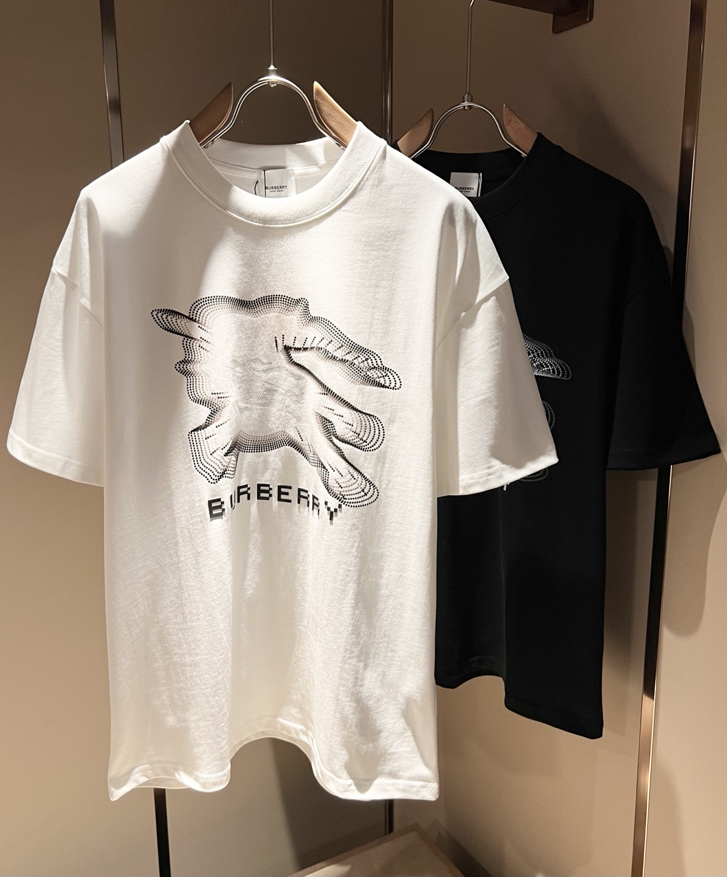 NO:455861,BURBER*Y Ba*li's new spring and summer 2025 short-sleeved T-shirt for men and women, is coming, and is made of a popular environmentally friendly pure cotton fabric recently. It is a high-end outdoor sports and leisure series, which is very popular in sports!  BUR's latest special material, logo pattern printing design!  Fabric is also called memory cloth, which refers to fabrics with morphological memory functions. It instantly kills all versions on the market. It can only be said that it is not a level of existence at all. Whether it is material, detail restoration and craftsmanship, you are not afraid of any challenges. Just to contribute wonderful products to everyone. As always, it is consistent. A style that implements the core concept of BUR will be closely tied to fashion, always maintaining perfection, a simple but not simple design style perfectly meets the outfit you need in daily life. Size: M-3XL, burberry, T-shirt, tees, t-shirt, alexander wang19860909BURBER*Y巴*莉2025春夏新品男女同款短袖T恤,重磅来袭,最近比较火热的环保纯棉面料制作而成,高端户外运动休闲系列,非常火热运动风潮！BUR最新研发的特殊材质,标志logo图案印花设计！面料也叫记忆布,是指具有形态记忆功能的面料,秒杀市面上一切版本,只能说根本就不是一个级别的存在,不管是材质还是细节还原度以及工艺制作方面,不惧任何挑战,只为给大家奉献绝妙产物一如既往,始终如一,贯彻了BUR核心理念的一个款式将与时尚紧紧的捆绑在一起,时刻保持完美,简约而不简单的的设计风格,完美的满足了你日常所需要的穿搭.尺码:M-3XL,,burberry,T-shirt,tees，t-shirt,alexander wang,Men's clothing