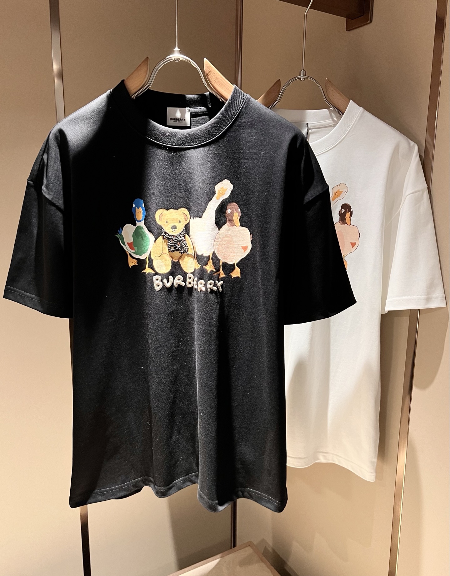 NO:456900,BURBER*Y Ba*li's new spring and summer 2025 short-sleeved T-shirt for men and women, is coming, and is made of a popular environmentally friendly pure cotton fabric recently. It is a high-end outdoor sports and leisure series, which is very popular in sports!  BUR's latest special material, logo logo pattern printing design!  Fabric is also called memory cloth, which refers to fabrics with morphological memory functions. It instantly kills all versions on the market. It can only be said that it is not a level of existence at all. Whether it is material, detail restoration and craftsmanship, you are not afraid of any challenges. Just to contribute wonderful products to everyone. As always, it is consistent. A style that implements the core concept of BUR will be closely tied to fashion, always maintaining perfection, a simple but not simple design style perfectly meets the outfit you need in daily life. Size: M-3XL, burberry, T-shirt, tees, t-shirt, alexander wang19860909BURBER*Y巴*莉2025春夏新品男女同款短袖T恤,重磅来袭,最近比较火热的环保纯棉面料制作而成,高端户外运动休闲系列,非常火热运动风潮！BUR最新研发的特殊材质,标志logo图案印花设计！面料也叫记忆布,是指具有形态记忆功能的面料,秒杀市面上一切版本,只能说根本就不是一个级别的存在,不管是材质还是细节还原度以及工艺制作方面,不惧任何挑战,只为给大家奉献绝妙产物一如既往,始终如一,贯彻了BUR核心理念的一个款式将与时尚紧紧的捆绑在一起,时刻保持完美,简约而不简单的的设计风格,完美的满足了你日常所需要的穿搭.尺码:M-3XL,,burberry,T-shirt,tees，t-shirt,alexander wang,Men's clothing