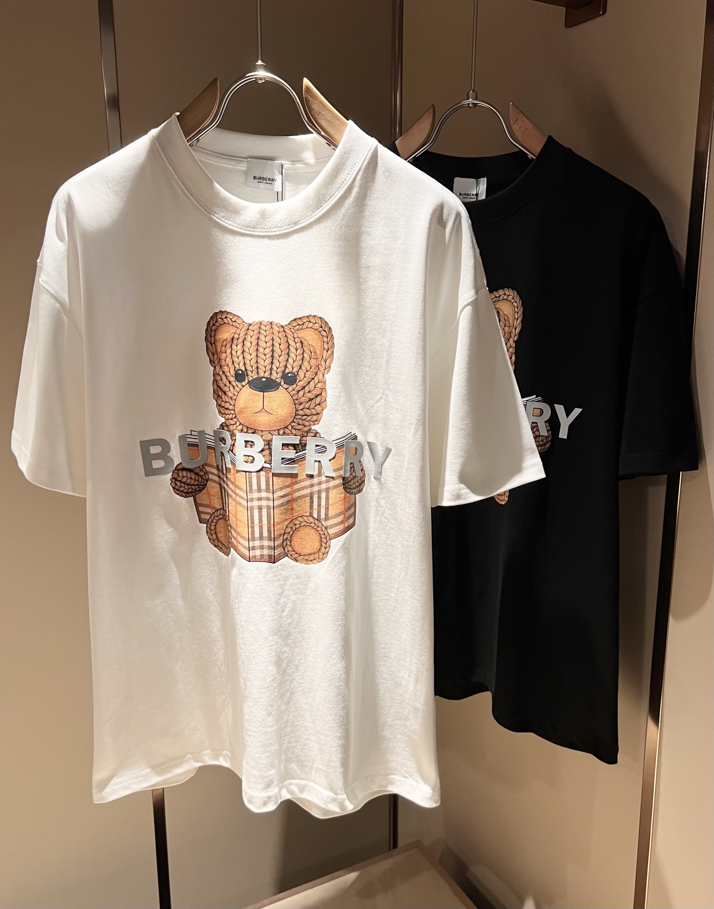 NO:455858,BURBER*Y Ba*li's new spring and summer 2025 short-sleeved T-shirt for men and women, is coming, and is made of a popular environmentally friendly pure cotton fabric recently. It is a high-end outdoor sports and leisure series, which is very popular in sports!  BUR's latest special material, logo logo pattern printing design!  Fabric is also called memory cloth, which refers to fabrics with morphological memory functions. It instantly kills all versions on the market. It can only be said that it is not a level of existence at all. Whether it is material, detail restoration and craftsmanship, you are not afraid of any challenges. Just to contribute wonderful products to everyone. As always, it is consistent. A style that implements the core concept of BUR will be closely tied to fashion, always maintaining perfection, a simple but not simple design style perfectly meets the outfit you need in daily life. Size: M-3XL, burberry, T-shirt, tees, t-shirt, alexander wang19860909BURBER*Y巴*莉2025春夏新品男女同款短袖T恤,重磅来袭,最近比较火热的环保纯棉面料制作而成,高端户外运动休闲系列,非常火热运动风潮！BUR最新研发的特殊材质,标志logo图案印花设计！面料也叫记忆布,是指具有形态记忆功能的面料,秒杀市面上一切版本,只能说根本就不是一个级别的存在,不管是材质还是细节还原度以及工艺制作方面,不惧任何挑战,只为给大家奉献绝妙产物一如既往,始终如一,贯彻了BUR核心理念的一个款式将与时尚紧紧的捆绑在一起,时刻保持完美,简约而不简单的的设计风格,完美的满足了你日常所需要的穿搭.尺码:M-3XL,,burberry,T-shirt,tees，t-shirt,alexander wang,Men's clothing