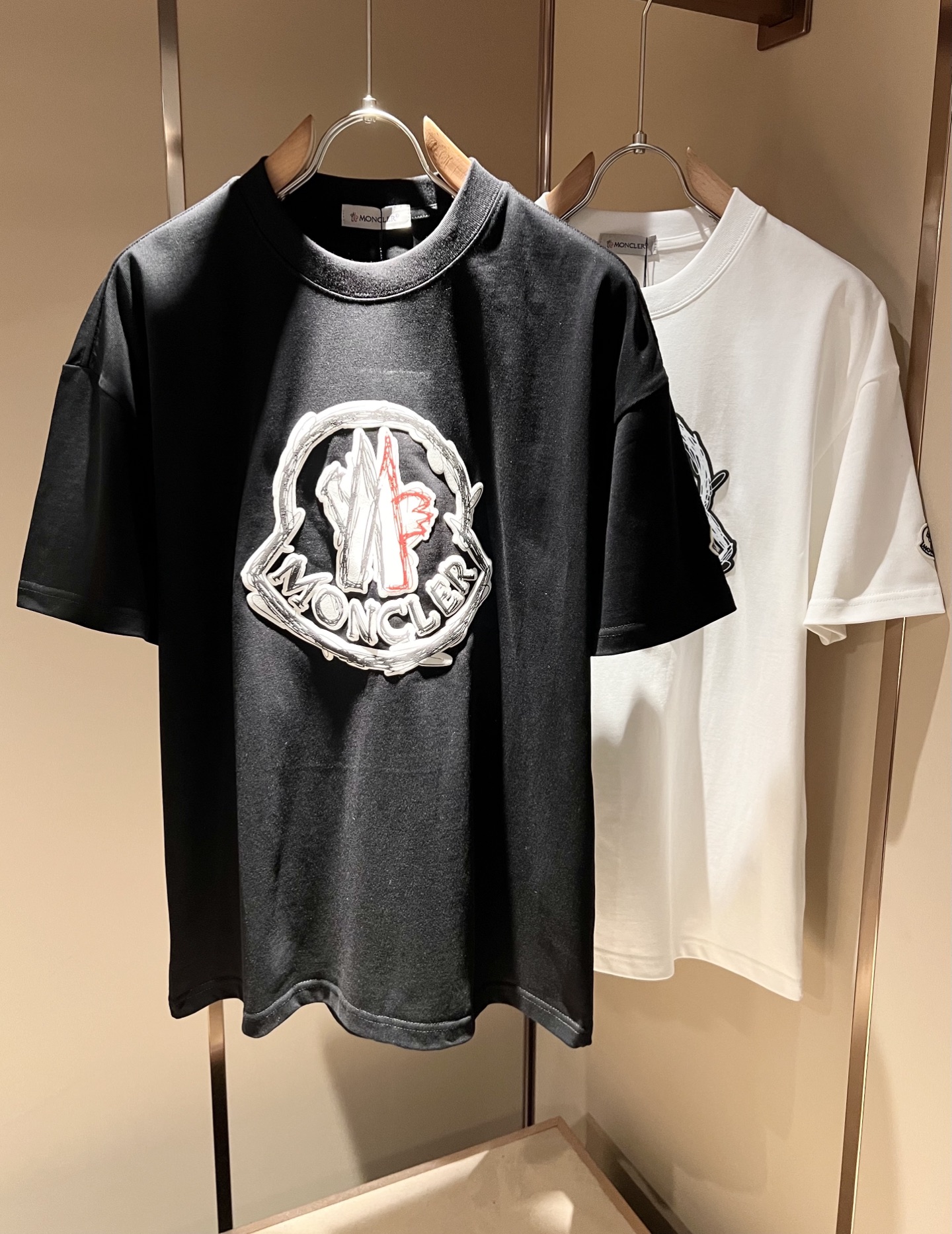 NO:455871,Moncler Mengjia 2025 Spring and Summer Latest Men and Women's Same Trade Order Short-sleeved T-shirt, Full Quality!  !  Internet celebrity style!  Designed with logo pattern!  The upper body is comfortable and breathable, not stiff, and the overall three-dimensional feeling is rich. Quality export orders, customized exclusive pure cotton fabric tailoring to meet the simple needs of commuters for dressing. The upper body is very effective, slim and not picky about the figure. The fabric workmanship... Improper, only good craftsmanship can make you feel good and tasteful. A must-have item for everyone!  Size M-3XL, T-shirt,tees,t-shirt,alexander wang19860909Moncler蒙家 2025春夏最新男女同款贸易订单短袖T恤,全品相！！网红款！采用logo图案印花设计！上身舒适透气,不僵硬,整体有着丰富的立体感,品质出口订单,定制专属纯棉面料剪裁,满足通勤人们对于着装的简约需求,上身效果很好,显瘦,不挑剔身材.面料做工....无可挑剔,好工艺好面料才能穿出好品味一款,人手必备单品！尺码M-3XL,,T-shirt,tees，t-shirt,alexander wang,Men's clothing