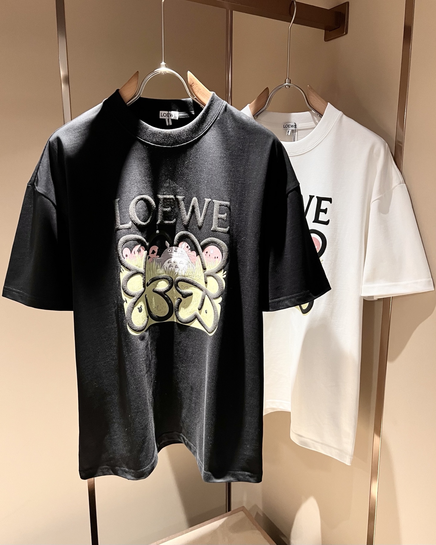 NO:455854,LOE*WE Luo*We 2025 spring and summer new short-sleeved T-shirt for men and women, original Italian order channel, very personalized and high-end style, logo logo pattern printing craft design!  Couple pure cotton short-sleeved T-shirt!  !  The latest fashion trends and popular products are here, and it is another simple and high-end fashion item. It is a fashion product with very high-end outfit charm. It is a must-have item for fashion trends!  Original Italian manufacturer channels, special-level orders, and released at the same time as Hong Kong, Macao and Taiwan buyers. This model is also the latest popular product of Luo Yiweijia this year and the most classic product. Its specifications and grades are beyond doubt!  !  The choice is very diverse, and it can be said that this model naturally has a fresh and natural feeling, showing the brand charm and high-end feeling. The texture of this model is very good, and the heavy weight and brilliant skin-friendliness that can be seen with hands are even better, and it is a complete enjoyment of wearing!  !  Size: M-3XL, loewe, loewe, T-shirt,tees, t-shirt,alexander wang19860909LOE*WE罗*威 2025春夏新款男女同款短袖T恤,意大利原厂订单渠道,极具个性高级风,标志logo图案印花工艺设计！情侣款纯棉短袖T恤！！最新时尚潮流人气产物驾到,又是一款简约高级的时尚单品,穿搭魅力十分高级不俗的时尚产物 ,时尚潮流必备单品！意大利原厂渠道,特供级别订单,同步港澳台买手店发布,此款也是罗意威家今年的最新人气产物,也是最经典的产物,其规格跟档次更是毋庸置疑！！ 选择极具多样化,言而喻此款自然具备那种清新自然的感觉,彰显品牌魅力与高级感,此款的质感十分的到位,用手可以感知的重磅跟出彩亲肤程度更是上佳,十足的穿着享受！！尺码: M-3XL,,loewe,loewe,T-shirt,tees，t-shirt,alexander wang,Men's clothing