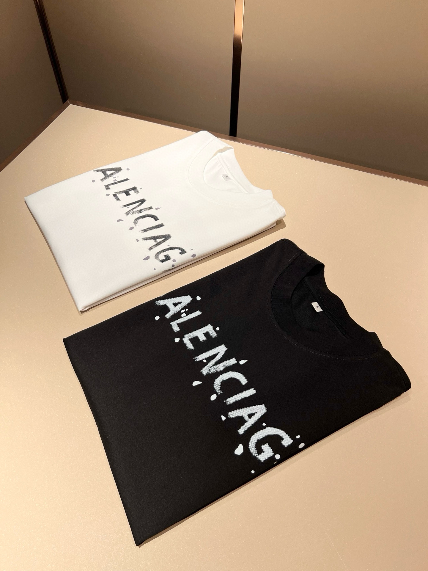 NO:455866,BALENCI*GA Paris* Home 2025 Spring and Summer New Men and Women's Same Short-Sleeve T-shirt!  Fashionable casual short-sleeved T-shirt with catwalk pattern prints!  Design logo glue pressing design!  The most designed and selected customer-supplied 260g pure cotton fabric, which feels soft and skin-friendly, is comfortable and breathable, and you can’t picky about the real thing!  Loose, small, shoulder-dead round neck cut, genderless couple mixed styles, opening up a new fashion charm!  Differentiate the market version of the high-end custom series!  Size M-4XL, balenciaga, T-shirt,tees, t-shirt,alexander wang19860909BALENCI*GA巴黎*家 2025春夏新款男女同款短袖T恤！走秀图案印花时尚休闲短袖T恤衫！设计logo压胶设计！极具设计精选客供260g纯棉面料,手感柔软亲肤,着身舒适透气性都无法挑剔,实物绝对会让你爱不释手！宽松小落肩的圆领版型裁剪,无性别主义的情侣混穿款式,打开全新的时装新韵味！区别市场版本高定系列！尺码M-4XL,,balenciaga,T-shirt,tees，t-shirt,alexander wang,Men's clothing