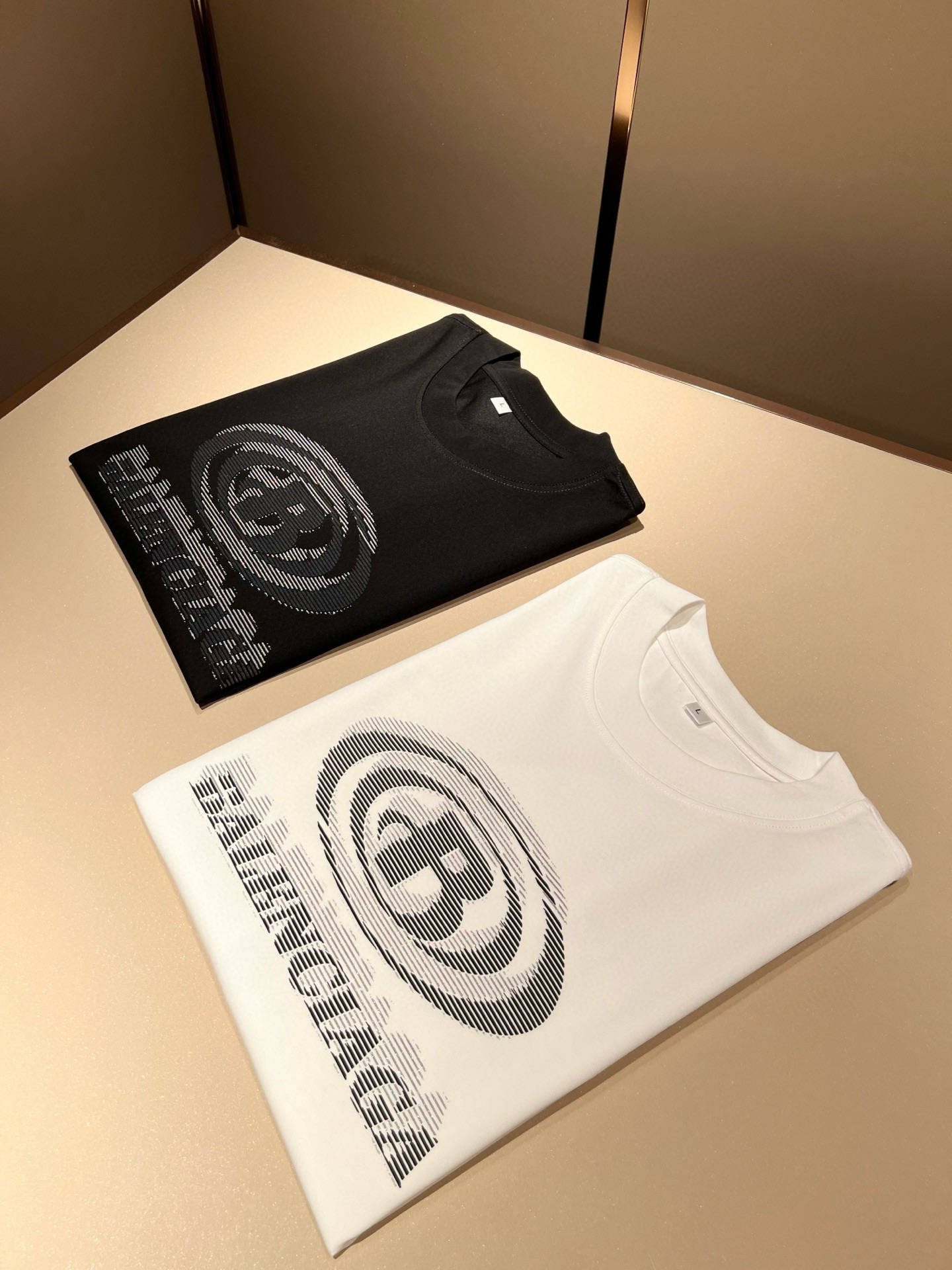 NO:455876,BALENCI*GA Paris* Home 2025 Spring and Summer New Men and Women's Same Short-Sleeve T-shirt!  Fashionable casual short-sleeved T-shirt with catwalk pattern prints!  Design logo glue pressing design!  The most designed and selected customer-supplied 260g pure cotton fabric, which feels soft and skin-friendly, is comfortable and breathable, and you can’t picky about the real thing!  Loose, small, shoulder-dead round neck cut, genderless couple mixed styles, opening up a new fashion charm!  Differentiate the market version of the high-end custom series!  Size M-4XL, balenciaga, T-shirt,tees, t-shirt,alexander wang19860909BALENCI*GA巴黎*家 2025春夏新款男女同款短袖T恤！走秀图案印花时尚休闲短袖T恤衫！设计logo压胶设计！极具设计精选客供260g纯棉面料,手感柔软亲肤,着身舒适透气性都无法挑剔,实物绝对会让你爱不释手！宽松小落肩的圆领版型裁剪,无性别主义的情侣混穿款式,打开全新的时装新韵味！区别市场版本高定系列！尺码M-4XL,,balenciaga,T-shirt,tees，t-shirt,alexander wang,Men's clothing