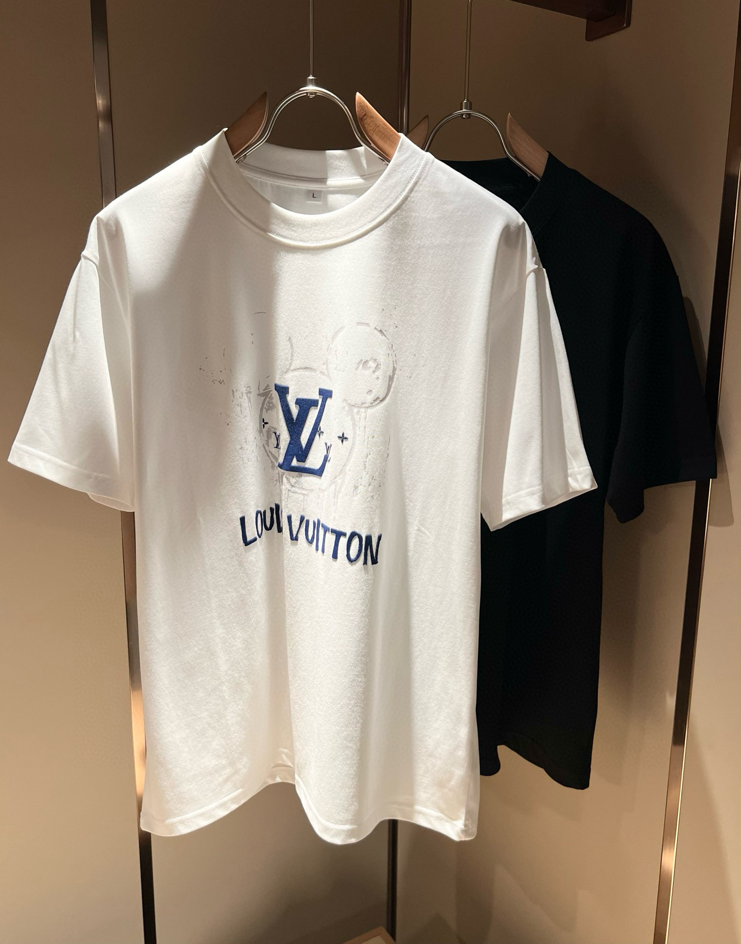 NO:455886,LouisVuitt*Louis*Deng The new series of spring and summer 2025 products are launched, a very fashionable and avant-garde short-sleeved T-shirt for men and women, with logo logo pattern and printing decoration!  Different from the past, it declares the design concept that has been passed down for many years in the brand!  Its eye-catchingness is no less than any classic style, perfectly presenting the fashionable, high-end and luxurious feeling in front of the world!  Made of imported cotton materials, selected high-quality pure cotton fabrics, soft and soft to the touch, the real thing is definitely beyond your imagination, close to the body and breathable, even if you sweat profusely, you will not feel greasy or stuffy, and will bring sweating and moisture absorption to the extreme!  Size M-4XL, louis vuitton,louis vuitton,t-shirt,tees,t-shirt,alexander wang19860909LouisVuitt*路易*登 2025春夏全新系列单品上线,非常时髦前卫的一款男女同款短袖T恤,标识logo图案印花修饰！区别于以往的不同,宣示品牌传承多年的设计理念！其吸睛度完全不亚于任何经典款式,将时髦高级感与奢华感完美呈现在世人眼前！客供进口全棉材质制成,精选优质纯棉面料,触感软糯亲肤细腻,实物到手绝对超乎你的想象,贴身无比舒适透气,即便是汗流浃背也不会有腻身及闷热感可言,将排汗吸湿性发挥到了极致！尺码M-4XL,,louis vuitton,louis vuitton,T-shirt,tees，t-shirt,alexander wang,Men's clothing