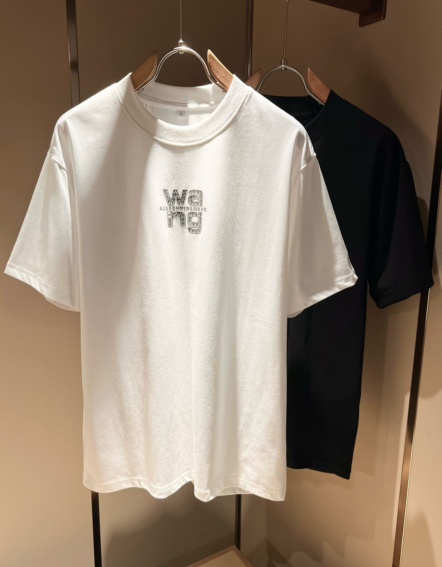 NO:455896,Alexander McQue*n 2025 spring and summer models for men and women, short-sleeved T-shirts for men and women. Limited-time European regions, heavyweight stunning items, official website for sale. A luxury first-tier brand royal fabric factory woven, original customized 260G pure cotton fabric!  The latest logo pattern design of the breast this quarter!  Continue the charm of classic design style!  It feels soft and comfortable, with no burden on your clothes, moisture absorption and breathability, full of quality, and is extremely versatile, both inside and outside, and is very outstanding!  Size M- 4XL, alexander mcqueen,T-shirt,tees,t-shirt,alexander wang19860909Alexander McQue*n亚历*大·麦昆2025春夏款男女同款短袖T恤.欧洲区域限定发售,重磅级尤物单品,官网在售系列.奢侈一线大牌的御用面料厂织造,原版定制260G纯棉面料！胸口这一季度最新压胶字母logo图案设计！延续经典设计风格魅力！手感柔软 舒适,穿着无累赘感,吸湿透气,品质感十足,极为百搭系无论内搭还是外穿都非常出彩！尺码M- 4XL,,alexander mcqueen,T-shirt,tees，t-shirt,alexander wang,Men's clothing