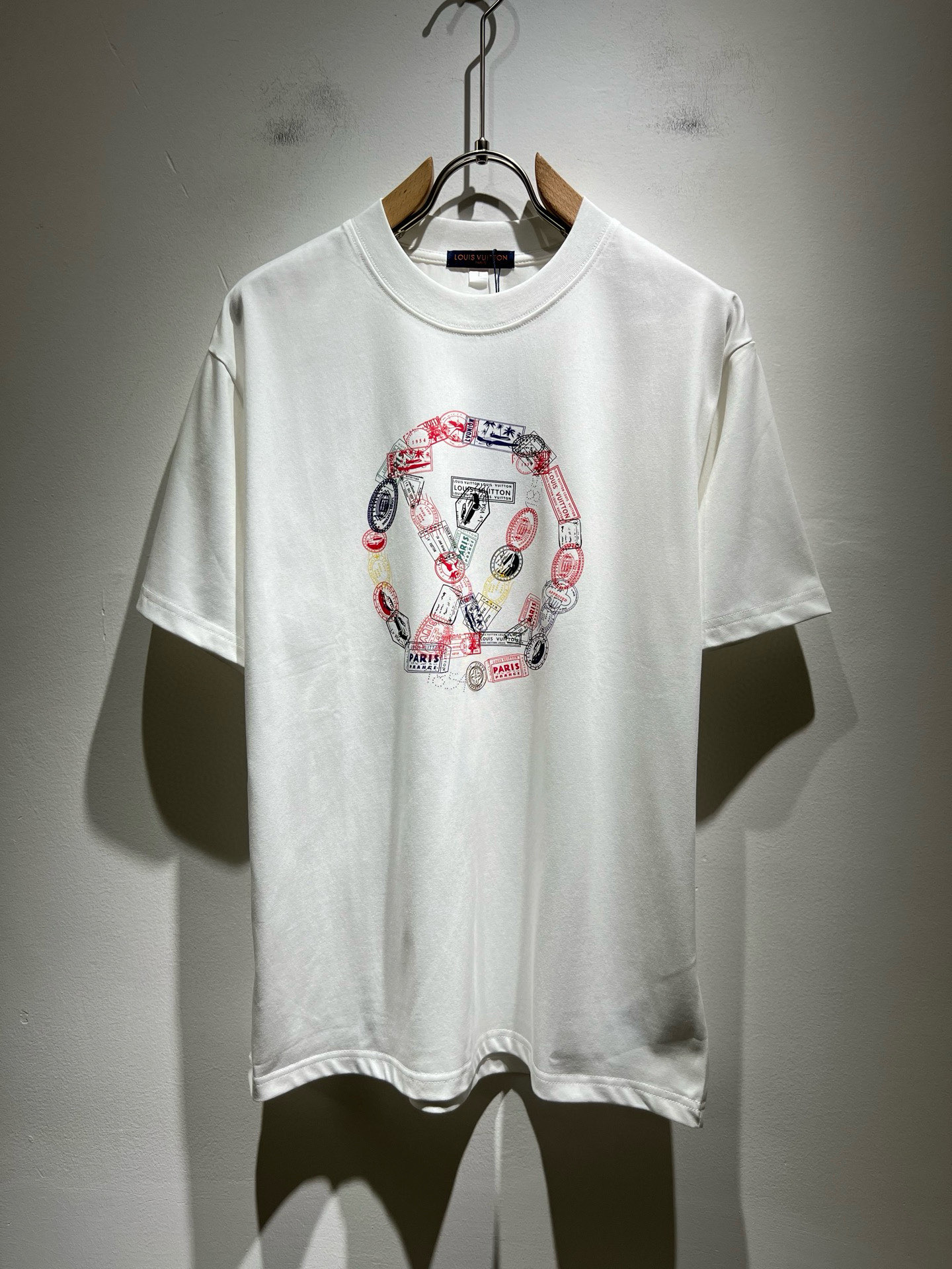 NO:458843,LouisVuitt*Louis*Deng The new series of spring and summer 2025 products are launched, a very fashionable and avant-garde short-sleeved T-shirt for men and women, with logo logo pattern and printing decoration!  Different from the past, it declares the design concept that has been passed down for many years in the brand!  Its eye-catchingness is no less than any classic style, perfectly presenting the fashionable, high-end and luxurious feeling in front of the world!  Made of imported cotton materials, selected high-quality pure cotton fabrics, soft and soft to the touch, the real thing is definitely beyond your imagination, close to the body and breathable, even if you sweat profusely, you will not feel greasy or stuffy, and will bring sweating and moisture absorption to the extreme!  Size M-4XL, louis vuitton,louis vuitton,t-shirt,tees,t-shirt,alexander wang19860909LouisVuitt*路易*登 2025春夏全新系列单品上线,非常时髦前卫的一款男女同款短袖T恤,标识logo图案印花修饰！区别于以往的不同,宣示品牌传承多年的设计理念！其吸睛度完全不亚于任何经典款式,将时髦高级感与奢华感完美呈现在世人眼前！客供进口全棉材质制成,精选优质纯棉面料,触感软糯亲肤细腻,实物到手绝对超乎你的想象,贴身无比舒适透气,即便是汗流浃背也不会有腻身及闷热感可言,将排汗吸湿性发挥到了极致！尺码M-4XL,,louis vuitton,louis vuitton,T-shirt,tees，t-shirt,alexander wang,Men's clothing