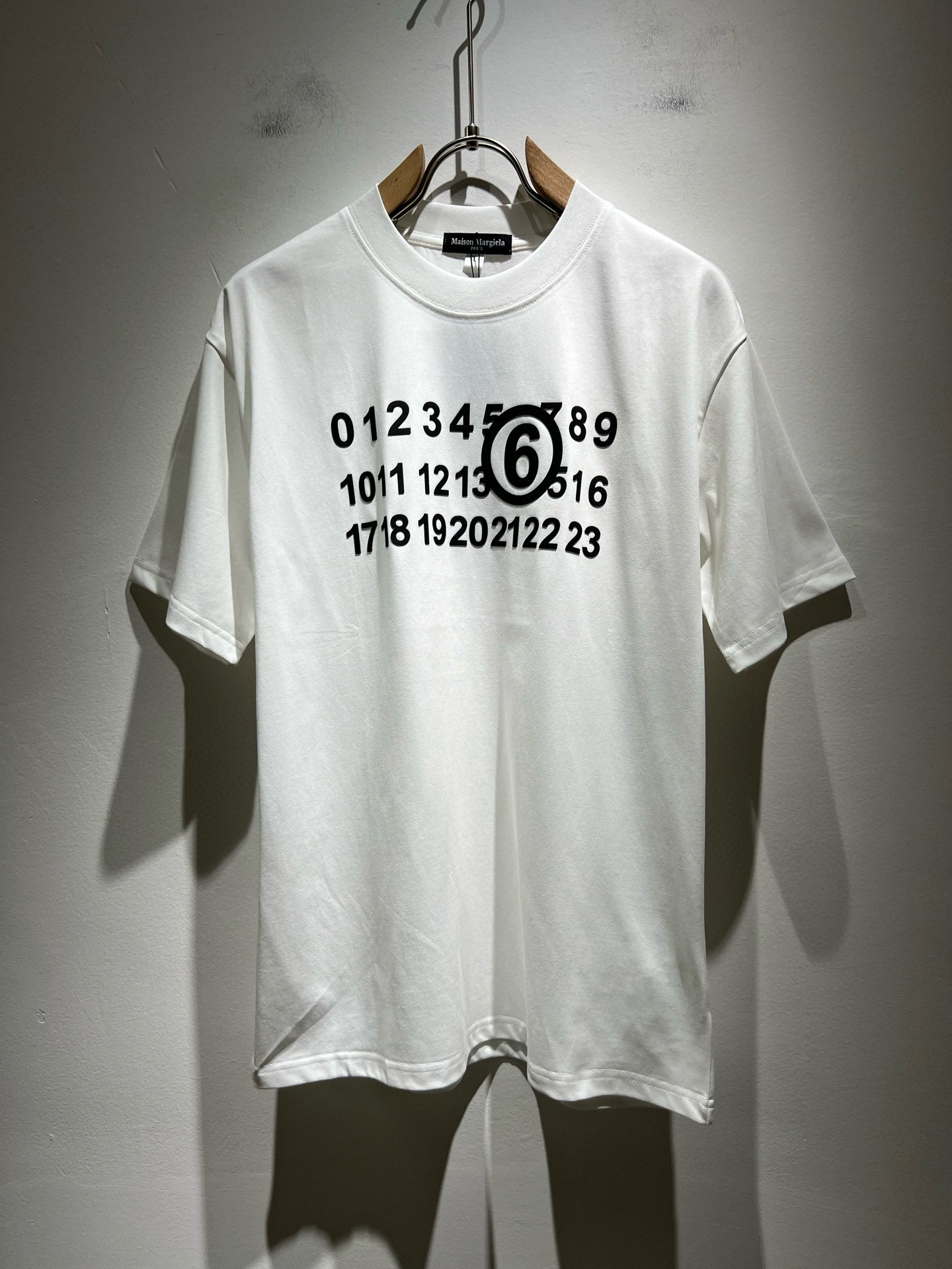 NO:458855,Maison Margiel 2025 spring and summer new short-sleeved T-shirt for men and women, and the counter is available at the same time!  Customized exclusive wash water pure cotton fabric, chest logo pattern printing design!  Simple and generous, calm and versatile, extremely high-end, perfectly integrated with fashion and style, a top fashionable style that perfectly suits the outside wear!  The overall feeling is natural!  Extremely classic versatile casual pants, customized original cotton fabric!  The ultimate perfection of heavy industry!  Fans who pursue high quality are please buy them by themselves, and all fans who know the goods are invited to appreciate this model together!  !  Size M-4XL, Masion Margiela, T-shirt,tees, t-shirt,alexander wang19860909马吉拉 maison margiel 2025春夏新款男女同款短袖T恤,专柜同步发售！定制专属洗水纯棉面料,胸前logo图案印花设计！简约大方,从容百搭,档次极高,完美融入时尚还有风情感一款完美符合外穿的顶尖时髦气质款！整体给人浑然天成的感觉！极致经典的百搭型休闲裤,定制原版纯棉面料！极致的重工极致的完美！追求高品质的粉丝们请自行抢购,诚邀所有识货的粉丝一同鉴赏此款！！尺码M-4XL,,masion margiela,T-shirt,tees，t-shirt,alexander wang,Men's clothing