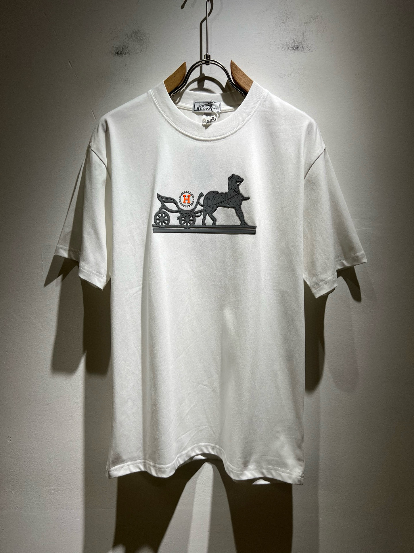 NO:458867,Her*mes 2025 spring and summer new short-sleeved T-shirt for men and women, a brand new upgraded versatile basic style, low-key and luxurious, and a choice of character!  Select high-quality and selected pure cotton fabrics!  Created, enjoy a relaxed and comfortable wearing experience, with super vertical performance, the iconic logo is highly artistic and has a very detailed craftsmanship, and has a high recognition, showing the new brand micro-label culture!  Classic perfect layout design, precise and in place for cutting. Simple and atmospheric style, and can show fashionable charm in daily leisure life. Size M-4XL, T-shirt,tees, t-shirt,alexander wang19860909Her*mes爱*仕2025春夏新款男女同款短袖T恤,全新升级百搭基础款,低调奢华,品格之选！甄选优质精选纯棉面料！打造而成,享受轻松自在的穿着体验,有着超强的垂直性能 艺术感极强标志性logo压胶工艺设计,工艺细致,辨识度极高,展现全新品牌微标文化！经典完美版型设计,在裁剪上精准到位.简约大气风格,又能在日常休闲生活中展现时尚魅力.尺码M-4XL,,T-shirt,tees，t-shirt,alexander wang,Men's clothing