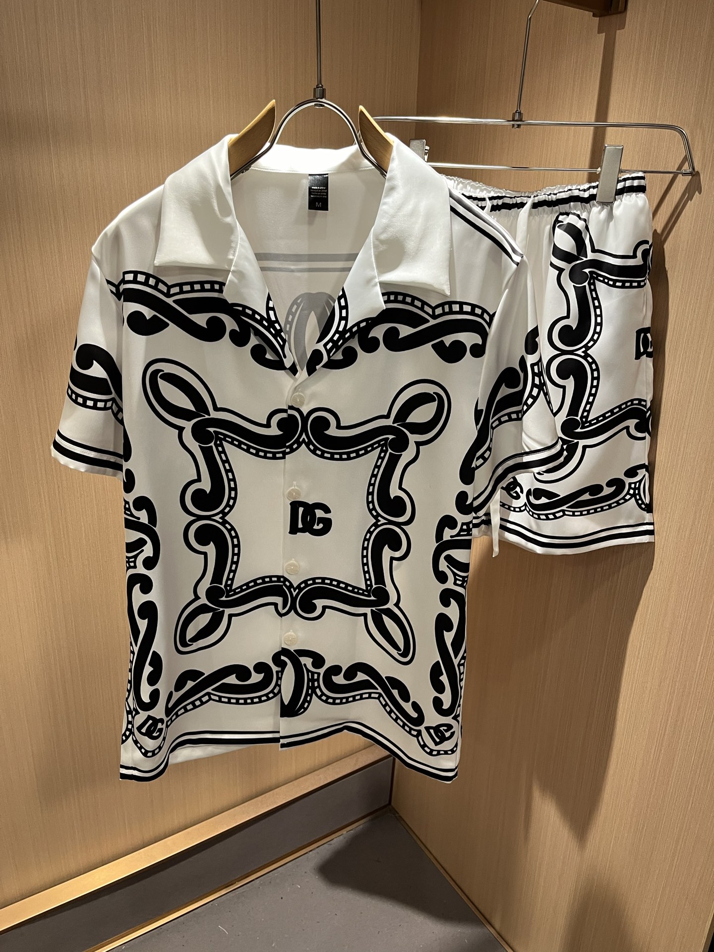 NO:462633,Dolce&Gabba*a 2025 spring and summer new men and women pajamas set, available at the same time in the counter!  Customized exclusive silk cotton fabric, with letter logo pattern printing technology design on the chest!  Simple and generous, calm and versatile, extremely high-end, perfectly integrated with fashion and style, a top fashionable style that perfectly suits the outside wear!  The overall feeling is natural!  The ultimate classic versatile short-sleeved T-shirt, the ultimate heavy industry and the ultimate perfection!  Fans who pursue high quality are please buy them by themselves, and all fans who know the goods are invited to appreciate this model together!  !  Size M-3XL, Dolce & Gabbana, Dolce & Gabbana, T-shirt,tees, t-shirt,alexander wang19860909Dolce&Gabba*a 杜嘉*纳2025春夏新款男女同款睡衣套装,专柜同步发售！定制专属丝绸棉面料,胸前字母logo图案印花工艺设计！简约大方,从容百搭,档次极高,完美融入时尚还有风情感一款完美符合外穿的顶尖时髦气质款！整体给人浑然天成的感觉！极致经典的百搭型短袖T恤,极致的重工极致的完美！追求高品质的粉丝们请自行抢购,诚邀所有识货的粉丝一同鉴赏此款！！尺码M-3XL,,Dolce&Gabbana,Dolce&Gabbana,T-shirt,tees，t-shirt,alexander wang,Men's clothing