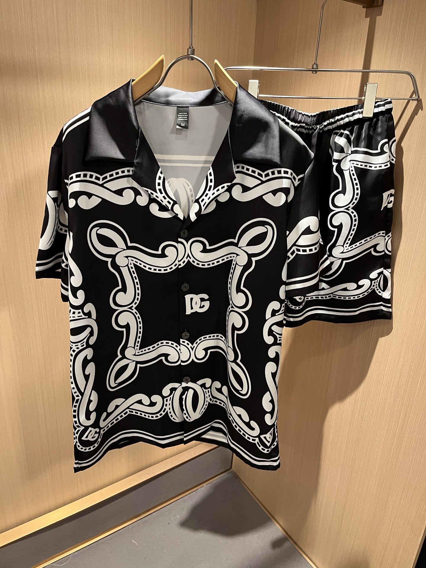 NO:462696,Dolce&Gabba*a 2025 spring and summer new men and women pajamas set, released simultaneously in the counter!  Customized exclusive silk cotton fabric, with letter logo pattern printing technology design on the chest!  Simple and generous, calm and versatile, extremely high-end, perfectly integrated with fashion and style, a top fashionable style that perfectly suits the outside wear!  The overall feeling is natural!  The ultimate classic versatile short-sleeved T-shirt, the ultimate heavy industry and the ultimate perfection!  Fans who pursue high quality are please buy them by themselves, and all fans who know the goods are invited to appreciate this model together!  !  Size M-3XL, Dolce & Gabbana, Dolce & Gabbana, T-shirt,tees, t-shirt,alexander wang19860909Dolce&Gabba*a 杜嘉*纳2025春夏新款男女同款睡衣套装,专柜同步发售！定制专属丝绸棉面料,胸前字母logo图案印花工艺设计！简约大方,从容百搭,档次极高,完美融入时尚还有风情感一款完美符合外穿的顶尖时髦气质款！整体给人浑然天成的感觉！极致经典的百搭型短袖T恤,极致的重工极致的完美！追求高品质的粉丝们请自行抢购,诚邀所有识货的粉丝一同鉴赏此款！！尺码M-3XL,,Dolce&Gabbana,Dolce&Gabbana,T-shirt,tees，t-shirt,alexander wang,Men's clothing