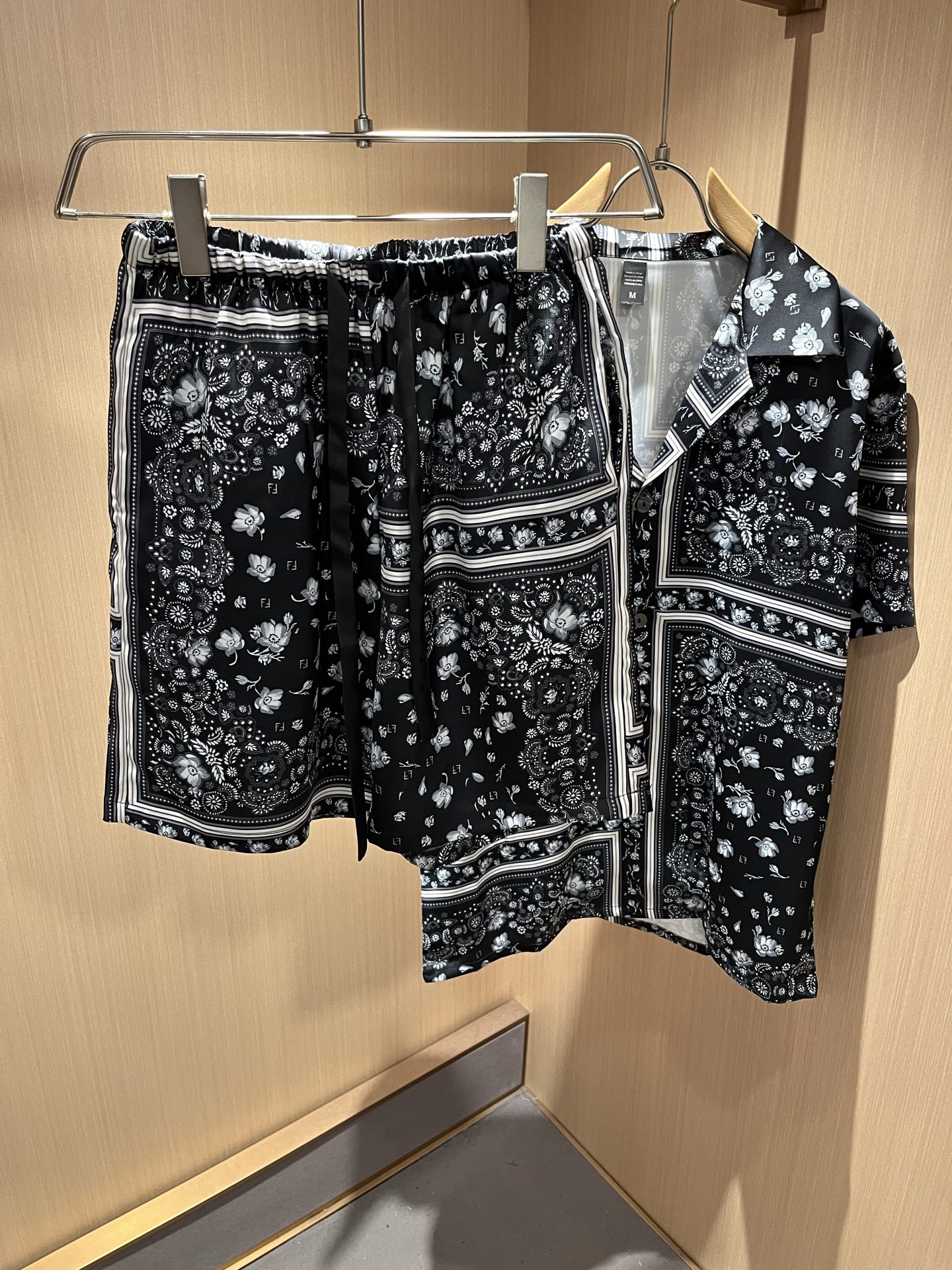 NO:462625,FEN*I 2025 spring and summer new men and women pajamas set, original Italian orders, popular FD family items, representative and full of specifications, boutiques that all FD fans are worth buying!  Pure Yidian channel orders, high-end and popular products from the FD family, very popular items at the moment, and the panoramic iconic FF letter logo decoration!  High-end goods worth keeping and giving away to others!  The most classic BUGS series of styles in the FD family are trendy and beautiful, with a full sense of trend, a very high sense of grade and specification, and use a very classic two-color combination, giving people a strong visual impact and a very high recognition. The top exclusive pure cotton fabric is created, with a soft, delicate and comfortable touch, and the quality is quite high-end and classy!  Perfectly interprets the charm of the brand and leaves a deep impression. It is more fashionable and charming. It has simple, elegant and fashionable upper body, and is even more stressful for outfits!  The inner wear alone is very delicious and beautiful scenery that cannot be ignored!  Size M-3XL, fendi,dior,alexander wang19860909FEN*I 芬*迪 2025春夏新款男女同款睡衣套装,意大利原厂订单,FD家族人气单品,代表性十足,规格感十足的精品,所有FD粉丝都值得抢购的精品！纯正意代渠道订单,FD家族的高奢人气爆款产物,当下十分火爆的单品,全景标志性FF字母标识logo修饰！值得自留和送人的高端货！FD家族最为经典的BUGS系列款式单品,新潮又好看,潮流气息感十足,档次规格感极高,并且采用十分经典的双色搭配,给人的视觉冲击感相当强烈,有着极高的辨识度,顶级专属纯棉面料,打造,触感柔软细腻舒适,品相相当高级有档次！完美诠释品牌魅力,给人留下深刻印象.更具时尚与韵味,上身简约大方时尚,对于穿搭更是毫无压力！单穿内搭都极有味道,不可忽视的靓丽风景线！ 尺码M-3XL,,fendi,dior,alexander wang,Men's clothing