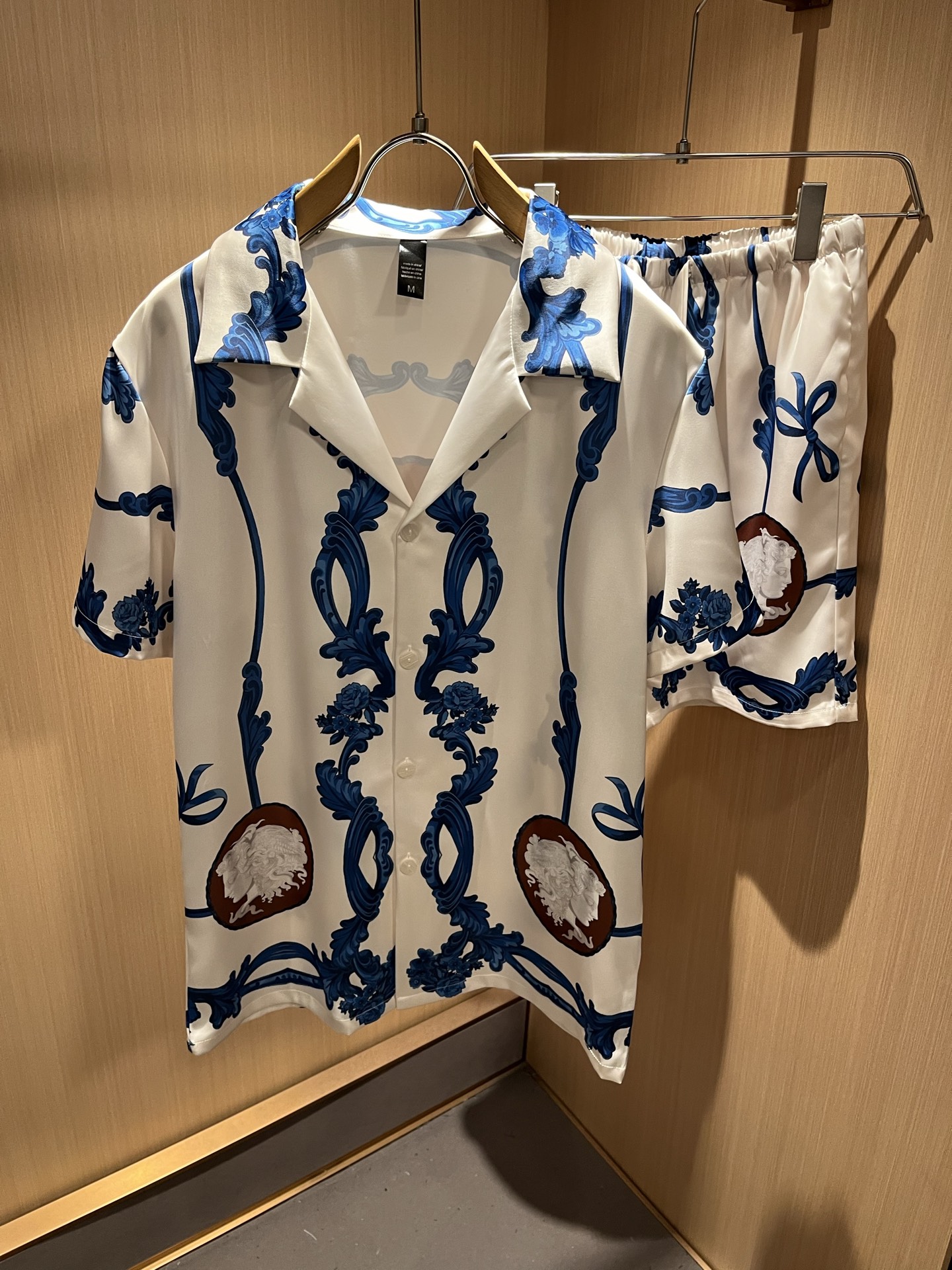 NO:462641,VERS*CE/Fan*zhe 2025 spring and summer new product original single pajama silk set VERS*CE/Fan*zhe Trading company channel product value recommendation, panoramic printed letter logo pattern decoration is extremely exquisite to highlight the gradient effect!  The heavy craftsmanship is created with a strong three-dimensional sense, and only advanced German equipment can produce it, highlighting the invincible visual luxury, with a very high craftsmanship level and a very important craftsmanship!  Customer-supplied imported silk fabrics, excellent skin-friendly, extremely perfect details, impeccable, excellent upper body effect, very eye-catching, unquestionable, excellent return rate, excellent items in the closet to improve vision, are very handsome, whether they are worn inside or alone. Size M-3XL, versace, real silk, alexander wang19860909VERS*CE/范*哲 2025春夏新品原单睡衣真丝套装VERS*CE/范*哲 贸易公司渠道 产品 值的推荐 ,全景印花字母logo图案装饰极为精致凸显渐变效果！重磅工艺打造,立体感极强,唯有德国先进设备方能制作,凸显了视觉无敌的震撼奢华,工艺水准极高,非常重工匠心！客供进口真丝面料,亲肤性绝佳,细节极致完美,无可挑剔,上身效果非常出色,非常招眼吸睛,回头率毋庸置疑,衣橱里改良视觉的绝佳单品,无论内搭还是单穿都爆帅十足.尺码M-3XL,,versace,real silk,alexander wang,Men's clothing