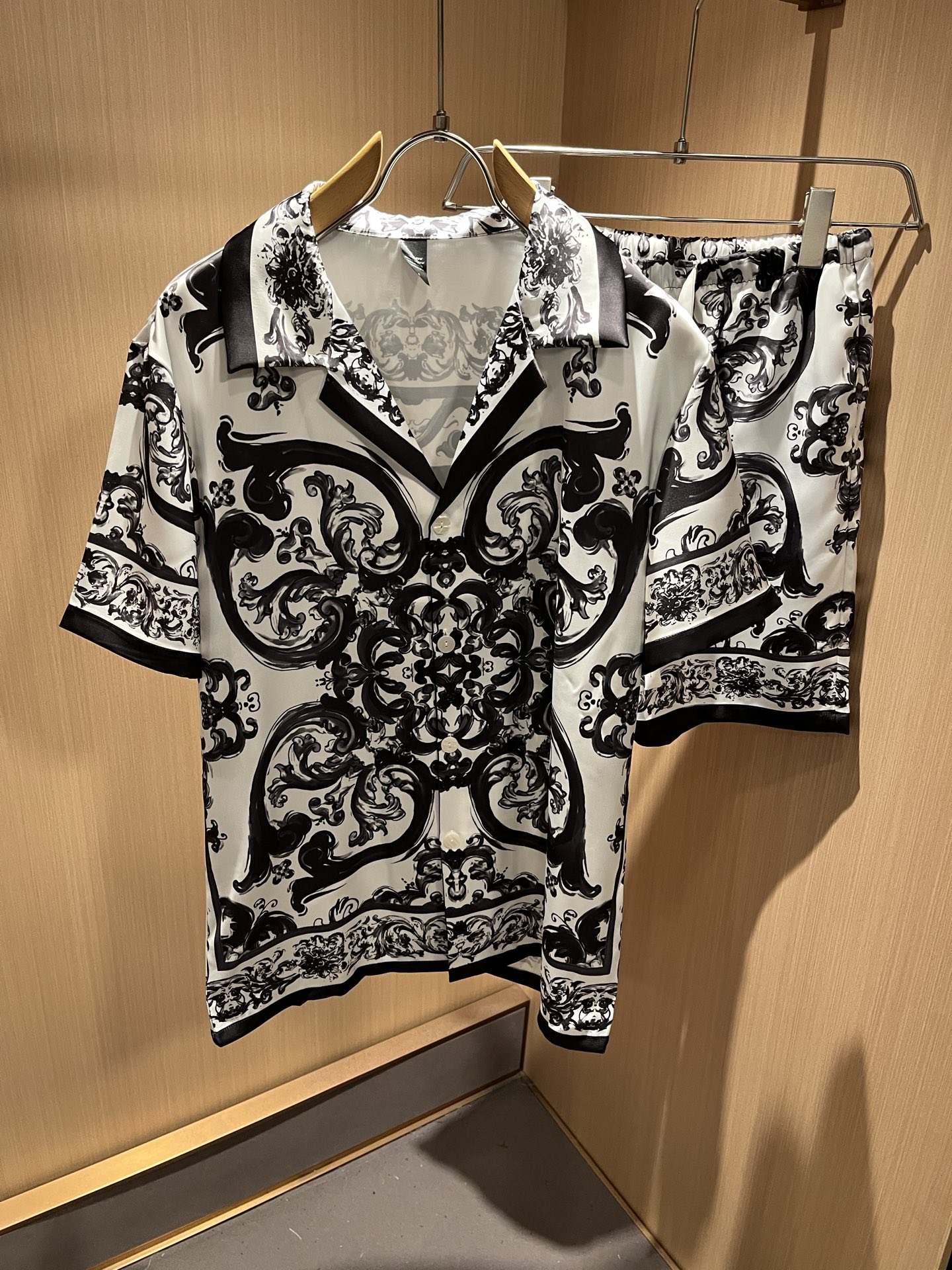 NO:461198,VERS*CE/Fan*zhe 2025 spring and summer new product original single pajama silk set VERS*CE/Fan*zhe Trading company channel product value recommendation, panoramic printed letter logo pattern decoration is extremely exquisite to highlight the gradient effect!  The heavy craftsmanship is created with a strong three-dimensional sense, and only advanced German equipment can produce it, highlighting the invincible visual luxury, with a very high craftsmanship level and a very important craftsmanship!  Customer-supplied imported silk fabrics, excellent skin-friendly, extremely perfect details, impeccable, excellent upper body effect, very eye-catching, unquestionable, excellent return rate, excellent items in the closet to improve vision, are very handsome, whether they are worn inside or alone. Size M-3XL, versace, real silk, alexander wang19860909VERS*CE/范*哲 2025春夏新品原单睡衣真丝套装VERS*CE/范*哲 贸易公司渠道 产品 值的推荐 ,全景印花字母logo图案装饰极为精致凸显渐变效果！重磅工艺打造,立体感极强,唯有德国先进设备方能制作,凸显了视觉无敌的震撼奢华,工艺水准极高,非常重工匠心！客供进口真丝面料,亲肤性绝佳,细节极致完美,无可挑剔,上身效果非常出色,非常招眼吸睛,回头率毋庸置疑,衣橱里改良视觉的绝佳单品,无论内搭还是单穿都爆帅十足.尺码M-3XL,,versace,real silk,alexander wang,Men's clothing