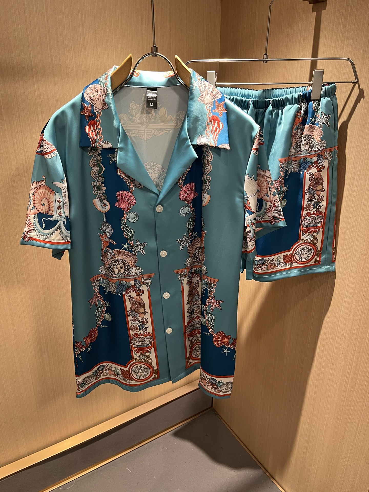 NO:462664,VERS*CE/Fan*zhe 2025 spring and summer new product original single pajama silk set VERS*CE/Fan*zhe Trading company channel product value recommendation, panoramic printed letter logo pattern decoration is extremely exquisite to highlight the gradient effect!  The heavy craftsmanship is created with a strong sense of three-dimensionality, and only advanced German equipment can be made, highlighting the invincible visual luxury, with a very high craftsmanship level and a very important craftsmanship!  Customer-supplied imported silk fabrics, excellent skin-friendly, extremely perfect details, impeccable, excellent upper body effect, very eye-catching, unquestionable, excellent return rate, excellent items in the closet to improve vision, are very handsome, whether they are worn inside or alone. Size M-3XL, versace, real silk, alexander wang19860909VERS*CE/范*哲 2025春夏新品原单睡衣真丝套装VERS*CE/范*哲 贸易公司渠道 产品 值的推荐 ,全景印花字母logo图案装饰极为精致凸显渐变效果！重磅工艺打造,立体感极强,唯有德国先进设备方能制作,凸显了视觉无敌的震撼奢华,工艺水准极高,非常重工匠心！客供进口真丝面料,亲肤性绝佳,细节极致完美,无可挑剔,上身效果非常出色,非常招眼吸睛,回头率毋庸置疑,衣橱里改良视觉的绝佳单品,无论内搭还是单穿都爆帅十足.尺码M-3XL,,versace,real silk,alexander wang,Men's clothing