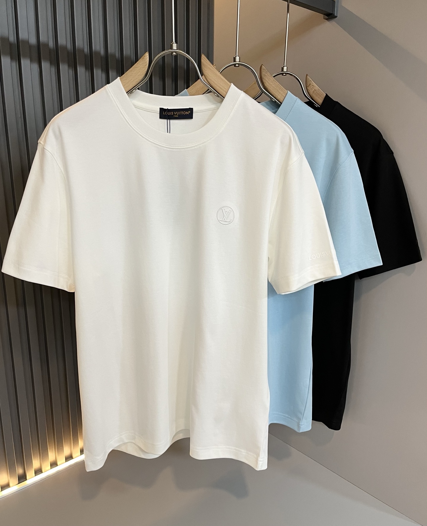 NO:456893,LouisVuitt*Louis*Deng The new series of spring and summer 2025 products are launched, a very fashionable and avant-garde short-sleeved T-shirt for men and women, with logo embroidery embroidery decoration!  Different from the past, it declares the design concept of brand inheritance!  Its eye-catchingness is no less than any classic style, perfectly presenting the fashionable, high-end and luxurious feeling in front of the world!  Made of imported 260 grams of cotton, selected high-quality pure cotton fabrics, soft and soft to the touch, the real thing is definitely beyond your imagination, close to the body and breathable, even if you sweat profusely, you will not feel greasy or stuffy, and will bring sweating and moisture absorption to the extreme!  Size S-2XL, louis vuitton,louis vuitton,t-shirt,tees,t-shirt,alexander wang19860909LouisVuitt*路易*登 2025春夏全新系列单品上线,非常时髦前卫的一款男女同款短袖T恤,标识logo图案刺绣修饰！区别于以往的不同,宣示品牌传承的设计理念！其吸睛度完全不亚于任何经典款式,将时髦高级感与奢华感完美呈现在世人眼前！客供进口260克全棉材质制成,精选优质纯棉面料,触感软糯亲肤细腻,实物到手绝对超乎你的想象,贴身无比舒适透气,即便是汗流浃背也不会有腻身及闷热感可言,将排汗吸湿性发挥到了极致！尺码S-2XL,,louis vuitton,louis vuitton,T-shirt,tees，t-shirt,alexander wang,Men's clothing