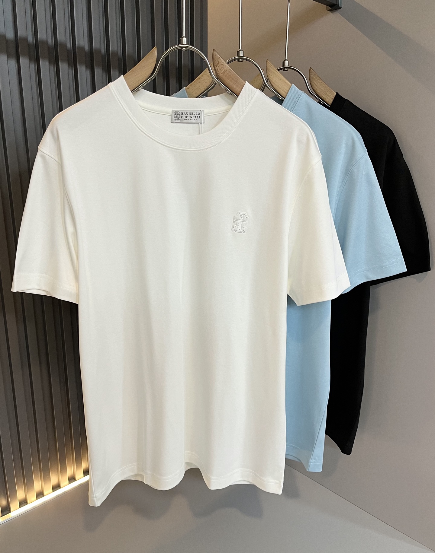 NO:456883,BC-Brunello Cucineli 2025 spring and summer new men's short-sleeved T-shirt, a fashionable and versatile item that many celebrities love to wear!  The LOGO glue on the chest is super good-looking. Friends who like classic and simple must not miss this one!  The calm and atmospheric brand style has always been favored by the upper class! It is also the best choice for fashionable items!  The upper body is so handsome, highly recommended!  !  !  In addition to its brand added value, the biggest attraction of this short sleeve is that this short sleeve has a high cost-effectiveness in terms of color and material!  Customized original exclusive fabric material design!  Environmentally friendly washing, customized fabrics, pre-shrinkage treatment to ensure a crisp style. The combed cotton fabric feels super soft and smooth and sweat-absorbing!  The wash water does not deform, the feel is comfortable and smooth, the upper body is soft and comfortable, the classic and fashionable design is simple and not complicated, and it is very pleasing to the eye!  S-2XL, brunello cucinelli, T-shirt, tees, t-shirt, alexander wang19860909BC-Brunello Cucineli 2025春夏新款男士短袖T恤,众多明星都爱穿的时尚百搭单品！胸前LOGO压胶超级好看,喜欢经典简约的朋友,一定不能错过了这款！沉稳大气的品牌风格一直以来备受上层人士的青睐!也是时尚单品的不二之选！ 上身帅到爆了,强烈推荐！！！这件短袖最大的吸引力除了他本身的品牌附加值,更加肯定的是这款短袖无论在颜色搭配还是材质上都有很高的性价比！ 定制原版专属面料材质设计！环保水洗,定制面料,预缩处理,确保版型的挺括,精梳棉面料手感超柔顺滑又吸汗！洗水不变形,手感舒适顺滑,上身柔和舒适,经典的时尚设计,精简不繁,很是耐看！码数S-2XL,,brunello cucinelli,T-shirt,tees，t-shirt,alexander wang,Men's clothing
