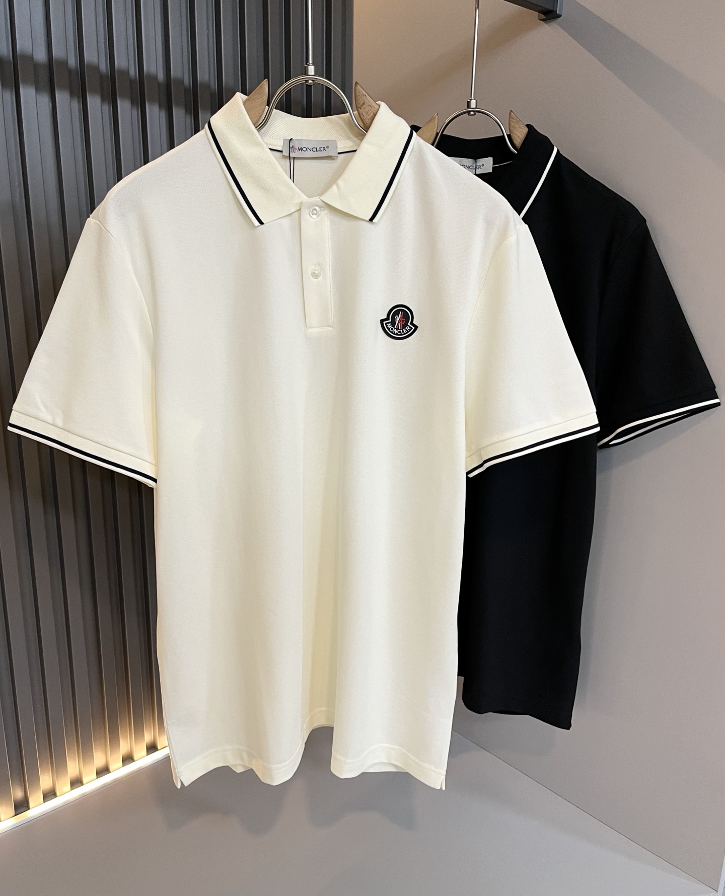 NO:456888,MON Meng**kou 2025 spring and summer new men's original single men's short-sleeved POLO shirt, trading company goods, and the official website is available at the same time!  This type of basic items is a must-see every season. It is equipped with imported pearl mesh cotton, which has both comfort and breathability, and the overall visual value is full, and the chest logo logo badge is decorated!  A single item with extremely high dressing rate!  Standard style and tailoring, comfortable stretching, and unrestrained exercise!  The lapel design meets the needs of simple styles, while having strong practical wearability, high-end, atmospheric and high-end!  Universal and versatile model. Size M-3XL, T-shirt, alexander wang19860909MON蒙**口2025春夏新款男士原单男士短袖POLO衫,贸易公司货,官网同步发售！此类型的基础单品是每季必出现的,客供进口珠地网眼棉,舒适性与透气性兼备,整体视觉值满分,胸前标志logo徽章修饰！穿搭率极高的单品！版型剪裁标准,伸展舒适,运动无拘束！翻领的设计在满足简约的风格上的需求同时,实穿性强,高端大气上档次！ 万能百搭款.尺码M-3XL,,T-shirt,alexander wang,Men's clothing