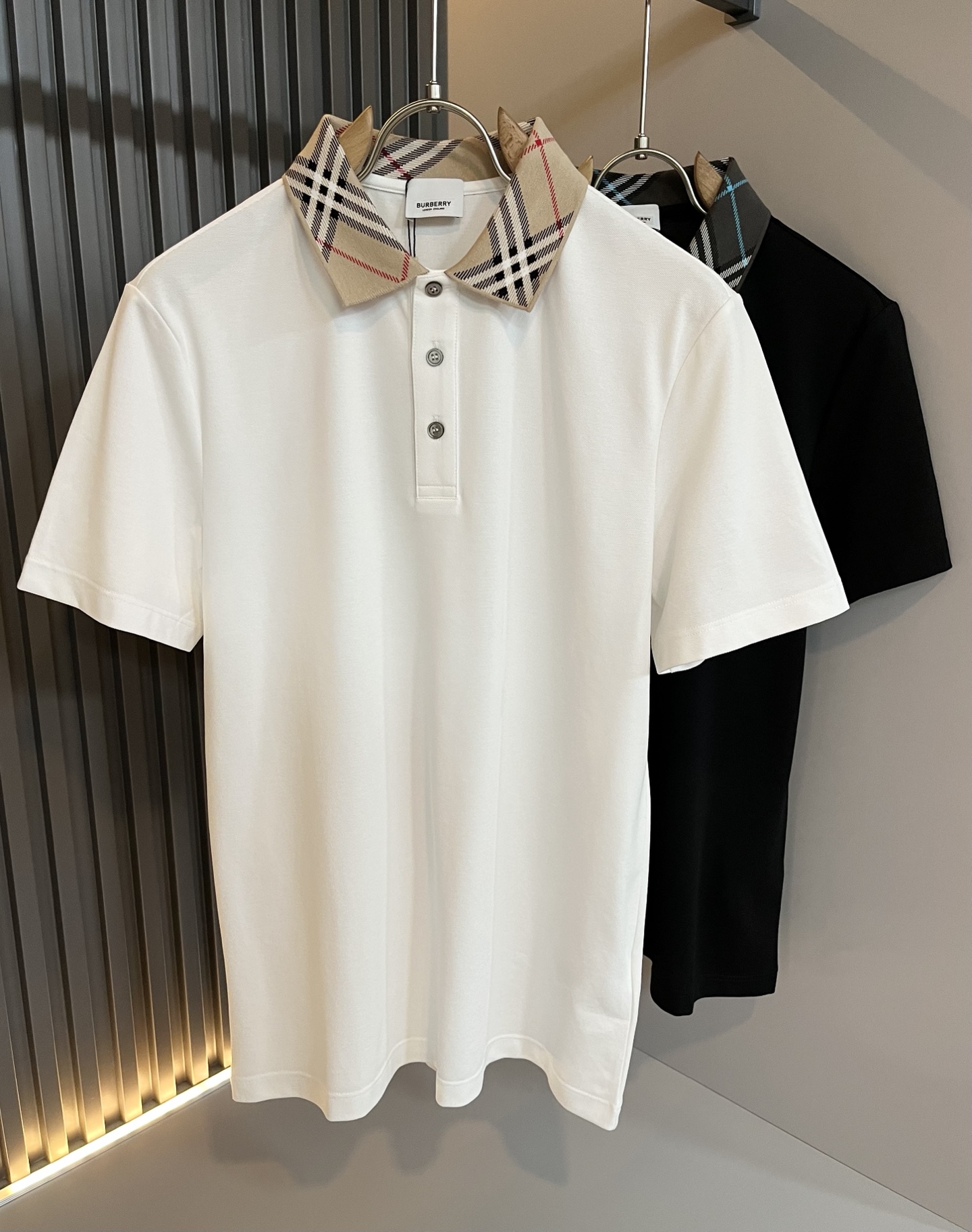 NO:456847,Bur*erry 2025 spring and summer new men's short-sleeved Polo shirt, the latest brand design element!  Neither monotonous nor complicated, it shows taste just right!  Customer-supplied top-quality custom bead flooring fabrics!  Comfortable, sweat-absorbing and breathable, the unique high-end fabric presents a simple and elegant temperament!  Clip crochet pattern design with collar!  Full three-dimensional! Standard cutting design!  Every detail is a synchronized with high-end fashion. Size: M-3XL, burberry, T-shirt, alexander wang19860909Bur*erry 巴*莉 2025春夏新款男士短袖Polo衫,品牌最新设计元素！既不单调也不复杂,恰到好处的展现品味！客供顶级定制珠地棉面料！舒适吸汗透气根本不在话下,面料独具的高奢感呈现简约优雅气质！领口格子钩织图案设计！饱满立体!标准裁剪设计！每一处细节都是与高端时尚同步的体现.尺码:M-3XL,,burberry,T-shirt,alexander wang,Men's clothing