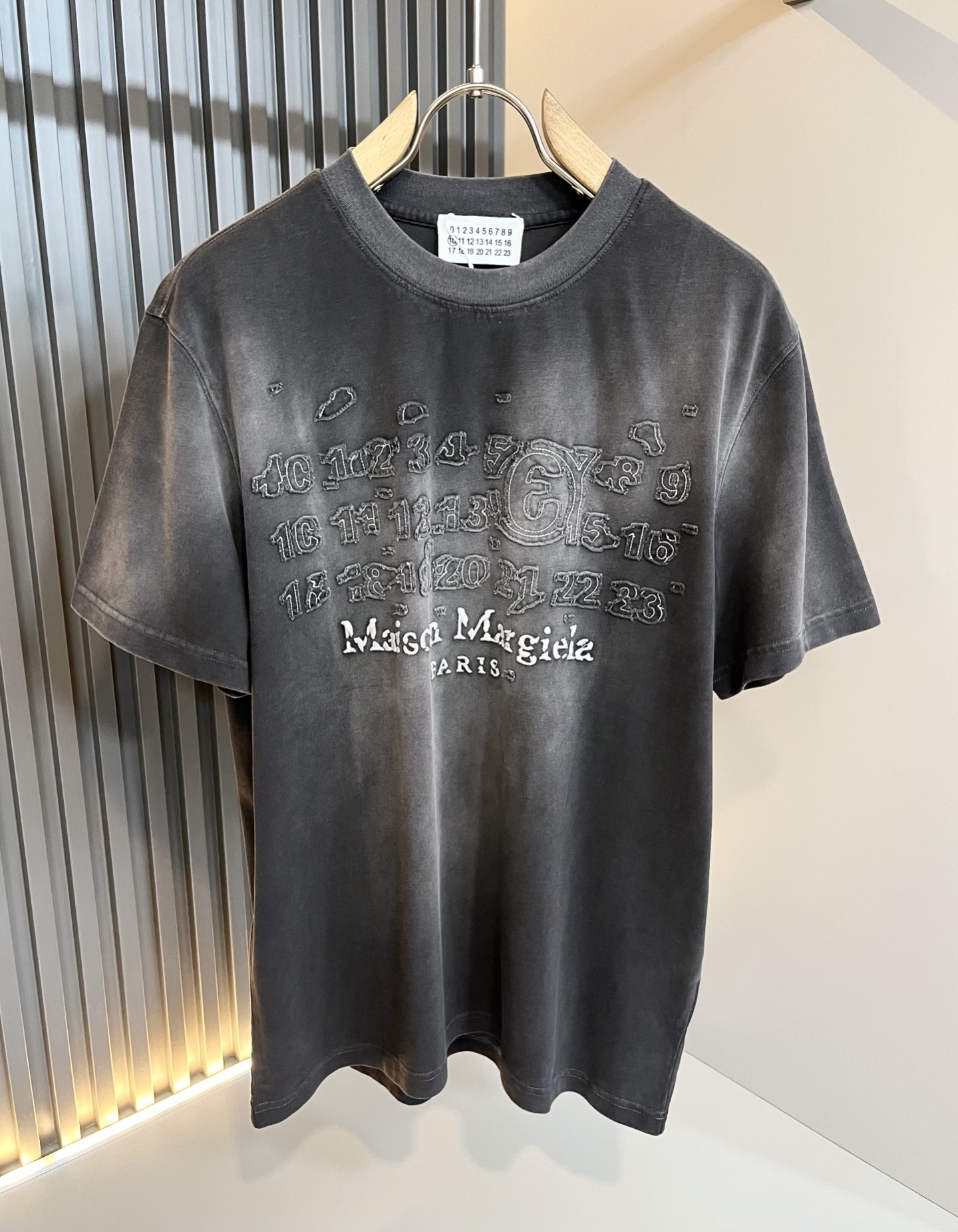 NO:456864,Maison Margiel 2025 spring and summer new short-sleeved T-shirt for men and women, and the counter is available at the same time!  Customized exclusive wash water pure cotton fabric, chest logo pattern patch embroidery design!  Simple and generous, calm and versatile, extremely high-end, perfectly integrated with fashion and style, a top fashionable style that perfectly suits the outside wear!  The overall feeling is natural!  Extremely classic versatile casual pants, customized original cotton fabric!  The ultimate perfection of heavy industry!  Fans who pursue high quality are please buy them by themselves, and all fans who know the goods are invited to appreciate this model together!  !  Size M-3XL, Masion Margiela, T-shirt,tees, t-shirt,alexander wang19860909马吉拉 maison margiel 2025春夏新款男女同款短袖T恤,专柜同步发售！定制专属洗水纯棉面料,胸前logo图案贴布刺绣设计！简约大方,从容百搭,档次极高,完美融入时尚还有风情感一款完美符合外穿的顶尖时髦气质款！整体给人浑然天成的感觉！极致经典的百搭型休闲裤,定制原版纯棉面料！极致的重工极致的完美！追求高品质的粉丝们请自行抢购,诚邀所有识货的粉丝一同鉴赏此款！！尺码M-3XL,,masion margiela,T-shirt,tees，t-shirt,alexander wang,Men's clothing