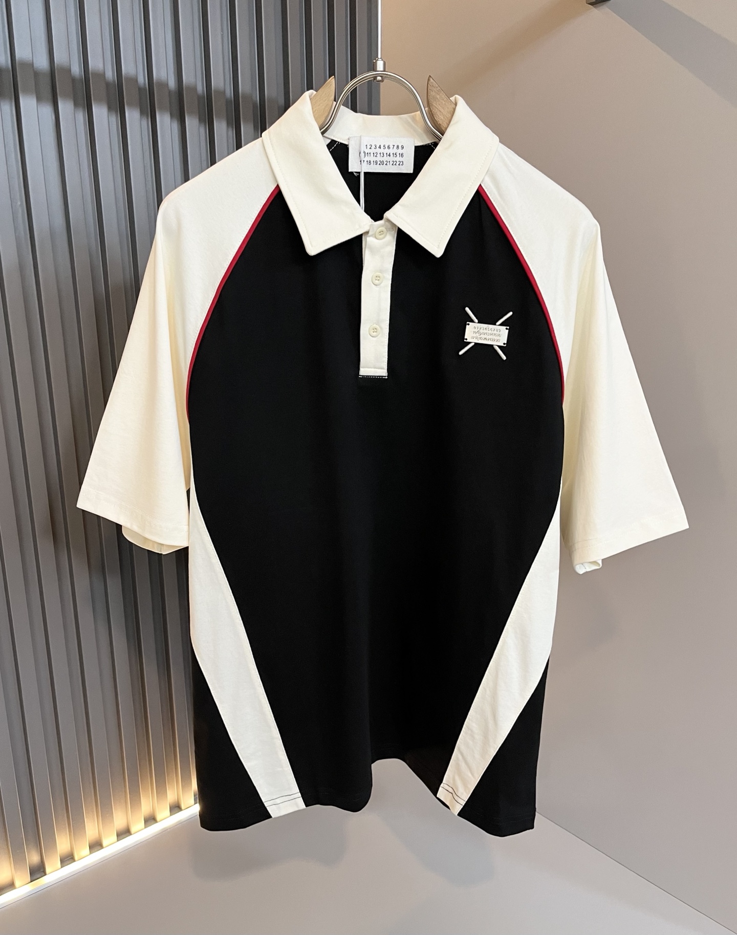 NO:456894,Maison Margiel spring and summer new men's short-sleeved Polo shirt, released simultaneously in the counter!  Customized exclusive wash water pure cotton fabric, chest logo hardware design!  Simple and generous, calm and versatile, extremely high-end, perfectly integrated with fashion and style, a top fashionable style that perfectly suits the outside wear!  The overall feeling is natural!  Extremely classic versatile casual pants, customized original bead floor cotton fabric!  The ultimate perfection of heavy industry!  Fans who pursue high quality are please buy them by themselves, and all fans who know the goods are invited to appreciate this model together!  !  Size M-3XL, Masion Margiela, T-shirt, alexander wang19860909马吉拉 maison margiel 春夏新款男士短袖Polo衫,专柜同步发售！定制专属洗水纯棉面料,胸前logo五金设计！简约大方,从容百搭,档次极高,完美融入时尚还有风情感一款完美符合外穿的顶尖时髦气质款！整体给人浑然天成的感觉！极致经典的百搭型休闲裤,定制原版珠地棉面料！极致的重工极致的完美！追求高品质的粉丝们请自行抢购,诚邀所有识货的粉丝一同鉴赏此款！！尺码M-3XL,,masion margiela,T-shirt,alexander wang,Men's clothing