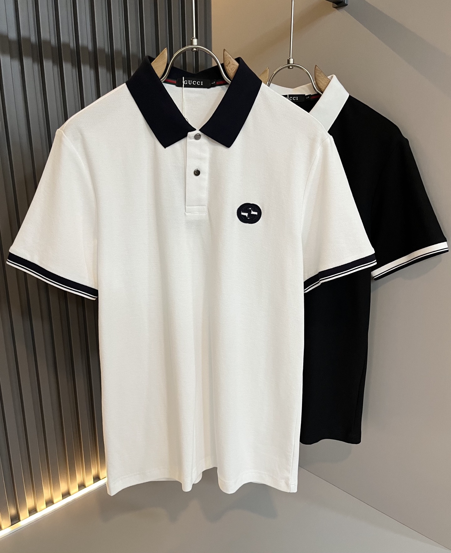 NO:456869,GUC*I Gujia's new short-sleeved Polo shirt in spring and summer 2025 has been sold on the trading company and is released simultaneously on the official website!  G Home Spring and Summer Series Couples are launched, with chest logo embroidery design!  The fabric is breathable and has a certain sense of self-weight. Customized original imported top-grade bead floor cotton fabric!  It is breathable and comfortable to wear with close body, beautiful colors, eye-catching and fashionable. The unique patterns can definitely make you outstanding among the crowd!  The upper body effect is age-reducing and versatile. It can easily get daily casual outfits for both men and women!  Size M-4XL, gucci, gucci, gucci, T-shirt, alexander wang19860909GUC*I 古家2025春夏新款短袖Polo衫,贸易公司渠道稀出,同步官网发售！G家春夏系列情侣上线,胸前logo刺绣设计！面料透气有一定的自重感,定制原版进口顶级珠地棉面料！贴身穿着透气亲肤舒适,色彩靓丽、吸睛时髦度爆棚,与众不同的图案绝对可以让你在人群中出彩万分！上身效果减龄又百搭,轻松Get起日常休闲穿搭,男女皆可轻松驾驭！尺码M-4XL,,gucci,gucci,gucci,T-shirt,alexander wang,Men's clothing