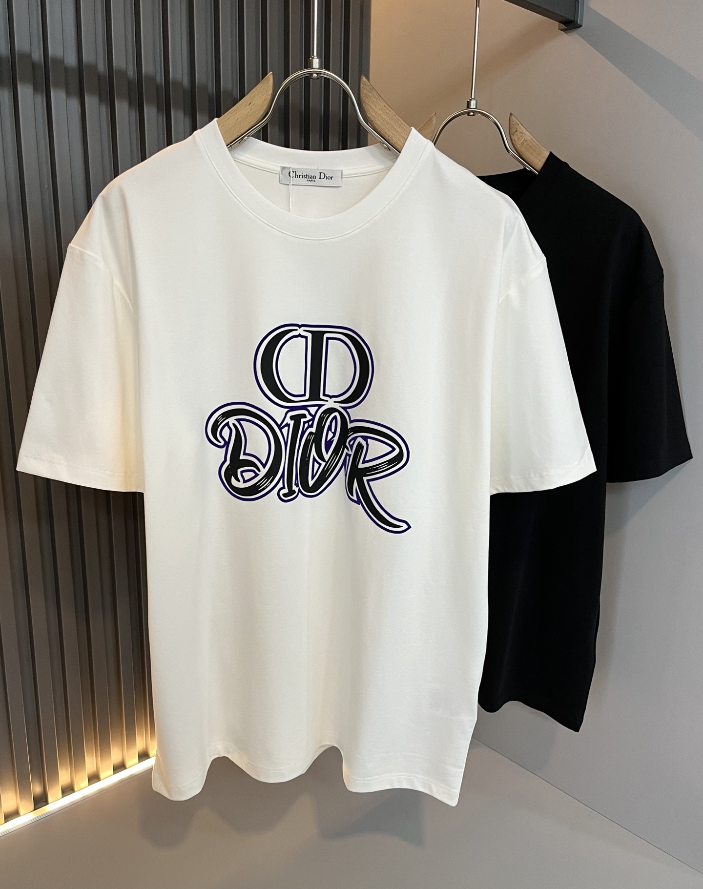 NO:456853,Dio*Dijia 2025 spring and summer new short-sleeved T-shirt for men and women, and the counter is available at the same time!  Customized exclusive 260g pure cotton fabric, customized original craft threads, chest logo pattern glue pressing technology design!  Simple and generous, calm and versatile, extremely high-end, perfectly integrated with fashion and style, a top fashionable style that perfectly suits the outside wear!  The overall feeling is natural!  The ultimate classic versatile short-sleeved T-shirt adopts the latest three-dimensional letter logo embossed elements design!  The ultimate perfection of heavy industry!  Fans who pursue high quality are please buy them by themselves, and all fans who know the goods are invited to appreciate this model together!  !  Color black white Size M-3XL,,dior,dior,T-shirt,tees,t-shirt,alexander wang19860909Dio*迪家 2025春夏新款男女同款短袖T恤,专柜同步发售！定制专属260克纯棉面料,定制原版工艺螺纹,胸前logo图案压胶工艺设计！简约大方,从容百搭,档次极高,完美融入时尚还有风情感一款完美符合外穿的顶尖时髦气质款！整体给人浑然天成的感觉！极致经典的百搭型短袖T恤,采用最新的立体字母logo压胶元素设计！极致的重工极致的完美！追求高品质的粉丝们请自行抢购,诚邀所有识货的粉丝一同鉴赏此款！！颜色黑色 白色 尺码M-3XL,,dior,dior,T-shirt,tees，t-shirt,alexander wang,Men's clothing