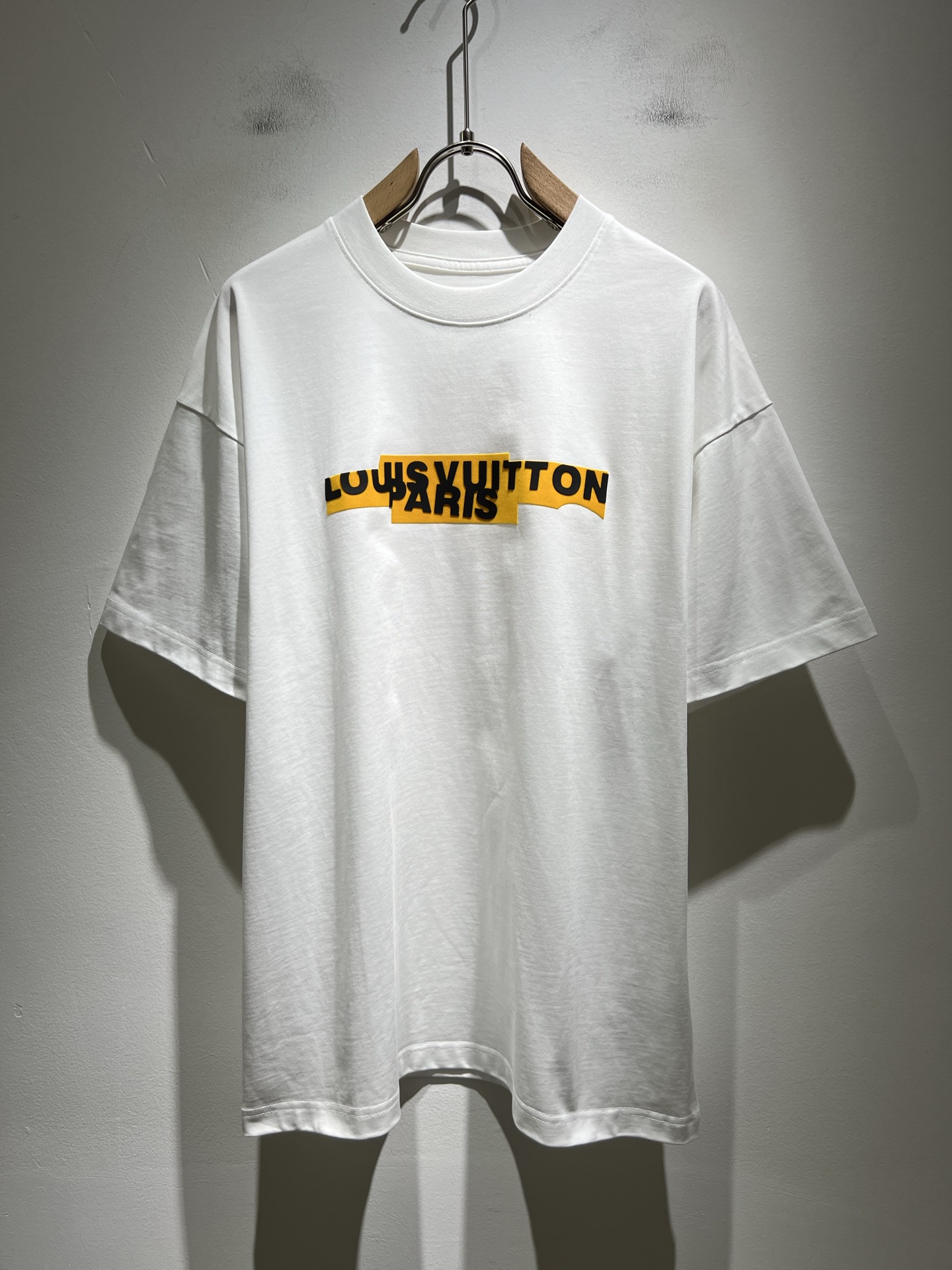 NO:456938,LouisVuitt*Louis*Deng The new series of products in 2025 spring and summer are launched, a very fashionable and avant-garde short-sleeved T-shirt for men and women, with logo pattern glue-touching!  Different from the past, it declares the design concept that has been passed down for many years in the brand!  Its eye-catchingness is no less than any classic style, perfectly presenting the fashionable, high-end and luxurious feeling in front of the world!  Made of imported 280 grams of cotton, selected high-quality pure cotton fabrics, soft and soft to the touch, the real thing is definitely beyond your imagination, close to the body and breathable, even if you sweat profusely, you will not feel greasy or stuffy, and will bring sweating and moisture absorption to the extreme!  Size M-3XL, louis vuitton,louis vuitton,t-shirt,tees,t-shirt,alexander wang19860909LouisVuitt*路易*登 2025春夏全新系列单品上线,非常时髦前卫的一款男女同款短袖T恤,标识logo图案压胶修饰！区别于以往的不同,宣示品牌传承多年的设计理念！其吸睛度完全不亚于任何经典款式,将时髦高级感与奢华感完美呈现在世人眼前！客供进口280克全棉材质制成,精选优质纯棉面料,触感软糯亲肤细腻,实物到手绝对超乎你的想象,贴身无比舒适透气,即便是汗流浃背也不会有腻身及闷热感可言,将排汗吸湿性发挥到了极致！尺码M-3XL,,louis vuitton,louis vuitton,T-shirt,tees，t-shirt,alexander wang,Men's clothing