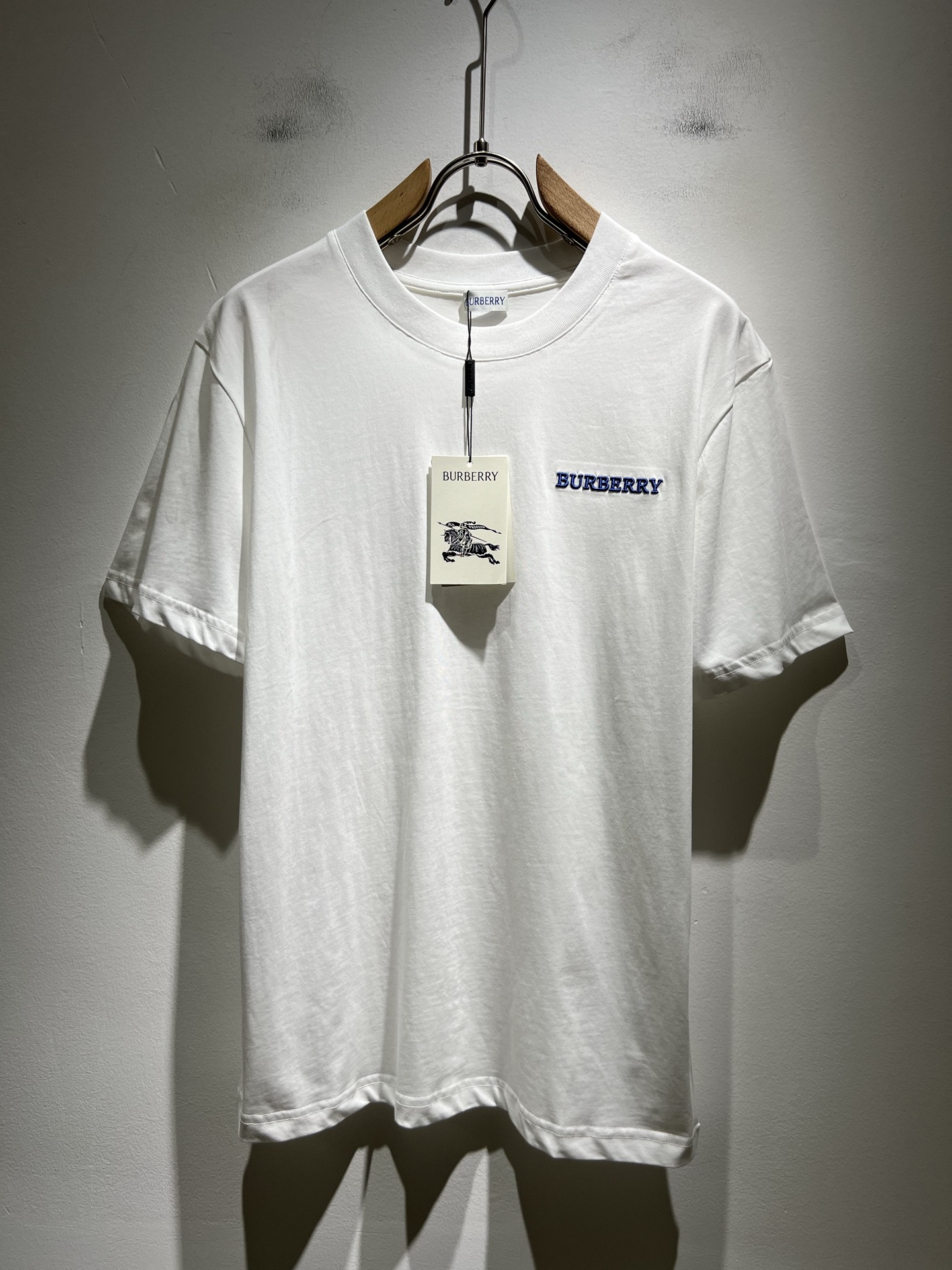 NO:456970,BURBER*Y Ba*li's new spring and summer 2025 short-sleeved T-shirt for men and women, is coming, and is made of a popular environmentally friendly pure cotton fabric recently. It is a high-end outdoor sports and leisure series, which is very popular in sports!  BUR's latest special material, chest logo logo pattern embroidery design!  Fabric is also called memory cloth, which refers to fabrics with morphological memory functions. It instantly kills all versions on the market. It can only be said that it is not a level of existence at all. Whether it is material, detail restoration and craftsmanship, you are not afraid of any challenges. Just to contribute wonderful products to everyone. As always, it is consistent. A style that implements the core concept of BUR will be closely tied to fashion, always maintaining perfection, a simple but not simple design style perfectly meets the outfit you need in daily life. Size: M-3XL, burberry, T-shirt, tees, t-shirt, alexander wang19860909BURBER*Y巴*莉2025春夏新品男女同款短袖T恤,重磅来袭,最近比较火热的环保纯棉面料制作而成,高端户外运动休闲系列,非常火热运动风潮！BUR最新研发的特殊材质,胸前标志logo图案刺绣设计！面料也叫记忆布,是指具有形态记忆功能的面料,秒杀市面上一切版本,只能说根本就不是一个级别的存在,不管是材质还是细节还原度以及工艺制作方面,不惧任何挑战,只为给大家奉献绝妙产物一如既往,始终如一,贯彻了BUR核心理念的一个款式将与时尚紧紧的捆绑在一起,时刻保持完美,简约而不简单的的设计风格,完美的满足了你日常所需要的穿搭.尺码:M-3XL,,burberry,T-shirt,tees，t-shirt,alexander wang,Men's clothing