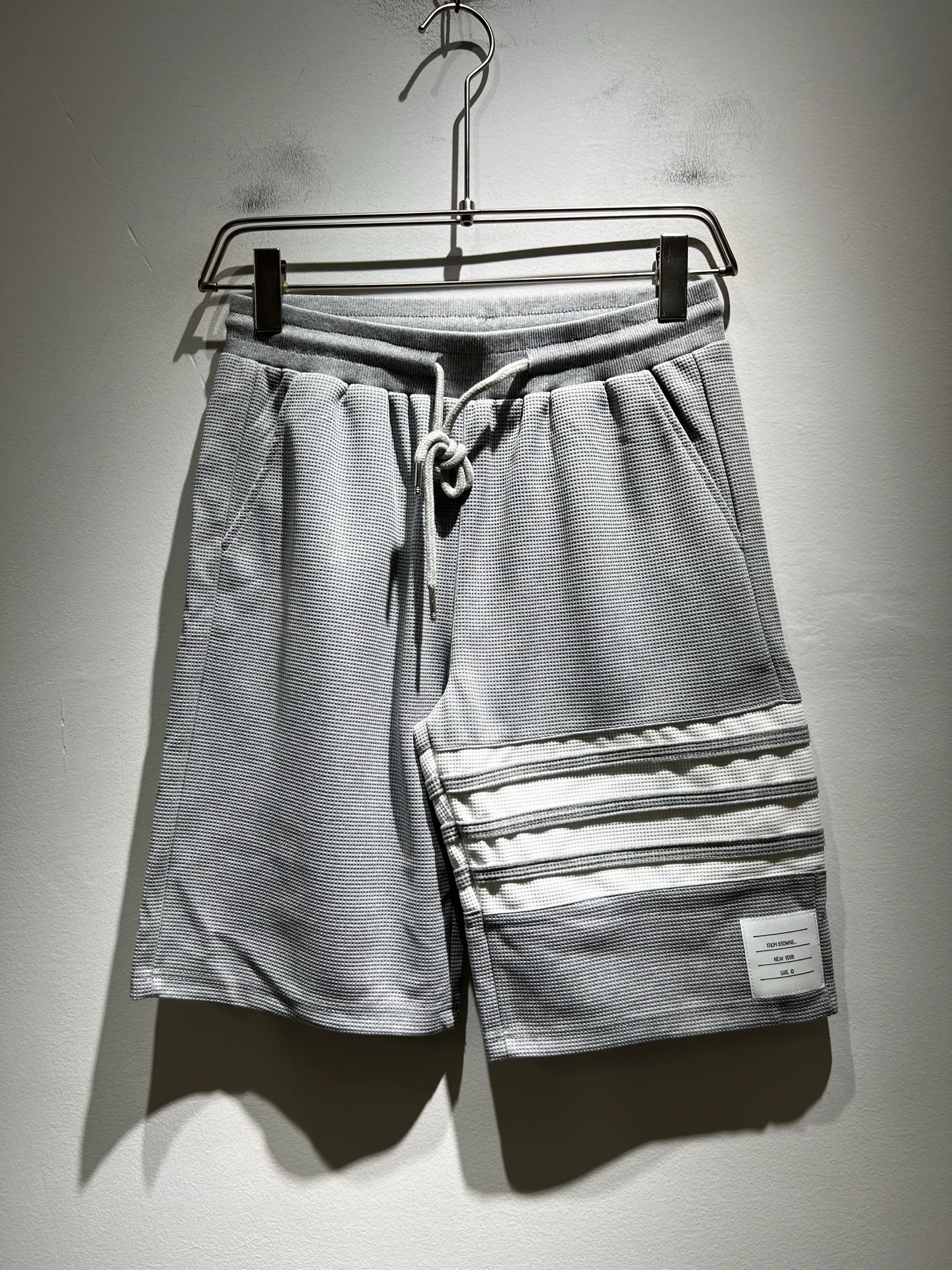 NO:456919,Thom Brow*e Tom*long's new spring and summer style for men and women, the same casual shorts for men and women, distinguish the market fabrics. Our shorts are much heavier than the weight on the market. Compare it casually~ the original loose style is both casual and sporty. Customize the top-level original exclusive pure cotton fabric!  Just distinguish the market version. The trouser leg design logo bar webbing splicing decoration!  Logo logo design!  Waist design with elastic elastic waist circumference modification!  Each piece of high-end craftsmanship determines success or failure~ I won’t say much. The quality and texture are very good. A fashionable item!  Size M-4XL, shorts, alexander wang19860909Thom Brow*e汤姆*朗2025春夏新款男女同款休闲短裤,区分市面料 我们的一条短裤就比市面的重量要重太多了 随意对比～原版宽松版型 休闲运动两不误 定制顶级原版专属纯棉面料！区分市面版本即可 裤腿设计标识条杠织带拼接修饰！标志logo设计！腰身设计松紧弹力腰围修饰！高端工艺每件决定成败～不多说 品质质感非常不错一款时尚单品！尺码M-4XL,,shorts,alexander wang,Men's clothing