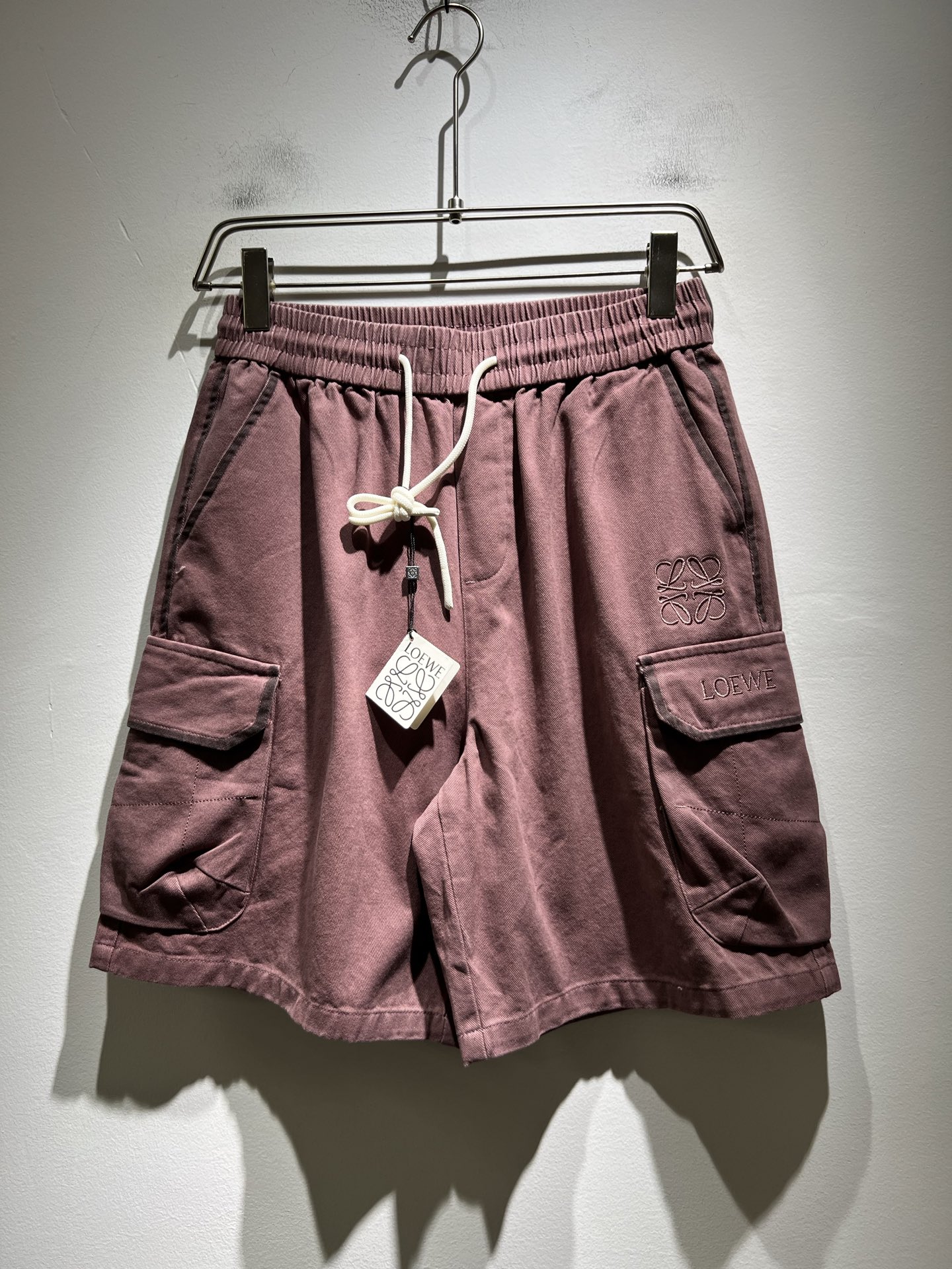 NO:456928,LOE*WE Luo*We 2025 spring and summer new style of men and women's same casual denim shorts, original Italian order channel, very personalized and high-end style, logo embroidery craft design!  Created with loose and wide style, couples' pure cotton casual shorts!  !  Customized original gram cotton fabric!  The latest fashion trends and popular products are here, and it is another simple and high-end fashion item. It is a fashion product with very high-end outfit charm. It is a must-have item for fashion trends!  Original Italian manufacturer channels, special-level orders, and released at the same time as Hong Kong, Macao and Taiwan buyers. This model is also the latest popular product of Luo Yiweijia this year and the most classic product. Its specifications and grades are beyond doubt!  !  Simple and high-end style items, it goes without saying that this style naturally has a fresh and natural feeling, demonstrating the charm and high-end feeling of the brand. The texture of this style is very in place, and the heavy and brilliant skin-friendly level that can be seen with your hands is even better, and it is a complete enjoyment of wearing!  !  Size: M-4XL, loewe, loewe, shorts, alexander wang19860909LOE*WE罗*威 2025春夏新款男女同款休闲牛仔短裤,意大利原厂订单渠道,极具个性高级风,标志logo刺绣工艺设计！宽松阔版型打造,情侣款纯棉休闲短裤！！定制原版克纯棉面料！最新时尚潮流人气产物驾到,又是一款简约高级的时尚单品,穿搭魅力十分高级不俗的时尚产物 ,时尚潮流必备单品！意大利原厂渠道,特供级别订单,同步港澳台买手店发布,此款也是罗意威家今年的最新人气产物,也是最经典的产物,其规格跟档次更是毋庸置疑！！ 简约高级的款式单品,言而喻此款自然具备那种清新自然的感觉,彰显品牌魅力与高级感,此款的质感十分的到位,用手可以感知的重磅跟出彩亲肤程度更是上佳,十足的穿着享受！！尺码:M-4XL,,loewe,loewe,shorts,alexander wang,Men's clothing