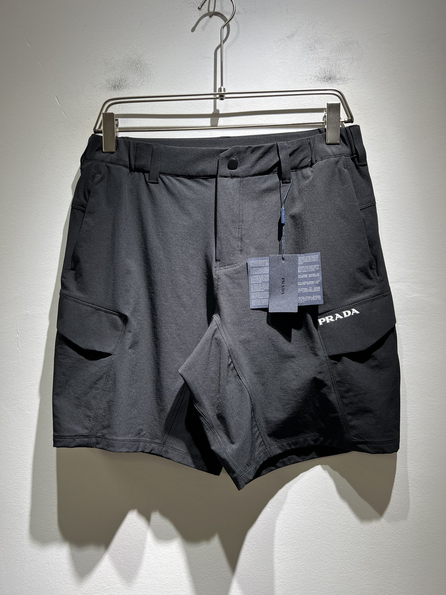 NO:456906,PRA*DA Pu*da 2025 spring and summer new men's casual shorts, a high-end quality choice... A versatile trousers that combine casual pants is also an indispensable matching tool in men's wardrobe. It is a classic style with practical wear!  The design style of the whole casual pants is simple and fashionable, which is very consistent with the low-luxury style setting, has excellent skin-friendly value, is easy to wear, and is full of detail!  Classic logo pattern glue pressing design!  This trousers are made of high-quality polyester fiber fabric. The fabric is comfortable, soft and delicate, and has a good vertical feeling. It looks very textured and has a high-end charm. The first-class and exquisite style cutting, the line is delicate, smooth and neat, and the casual and casual pants look good no matter how you match it. If you like it, buy it now. Good products are not waiting for anyone!  Size S-2XL, prada, shorts, alexander wang19860909PRA*DA普*达 2025春夏新款男士休闲短裤,高端品质之选……一款休闲裤兼备的百搭裤装,也是男士衣橱里不可缺少的搭配神器,属于实穿型的经典款式！整条休闲裤的设计风格简洁时尚,非常符合低奢的风格设定,亲肤值优越,穿着方便,细节感十足！经典标识logo图案压胶设计！此款裤装采用优质聚酯纤维面料打造而成,面料舒服,手感柔软细腻,有着很好的垂直感,看上去非常有质感,细品高级韵味十足.一流精湛的版型裁剪,走线细致平顺工整,休闲随意怎么搭配都好看的裤装,喜欢的赶紧入手吧,好货可不等人！尺码S-2XL,,prada,shorts,alexander wang,Men's clothing