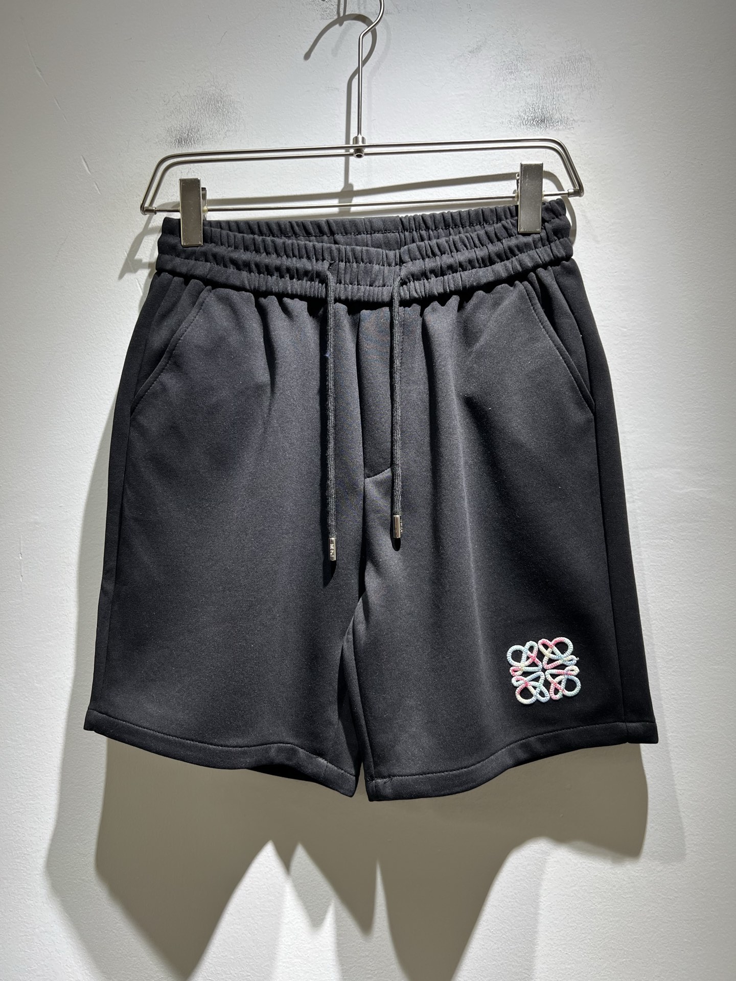 NO:456915,LOE*WE Luo*We 2025 spring and summer new style of men and women's same casual shorts, original Italian order channel, very personalized and high-end style, logo embroidery craft design!  Created with loose and wide style, couples' pure cotton casual shorts!  !  Customized original gram cotton fabric!  The latest fashion trends and popular products are here, and it is another simple and high-end fashion item. It is a fashion product with very high-end outfit charm. It is a must-have item for fashion trends!  Original Italian manufacturer channels, special-level orders, and released at the same time as Hong Kong, Macao and Taiwan buyers. This model is also the latest popular product of Luo Yiweijia this year and the most classic product. Its specifications and grades are beyond doubt!  !  Simple and high-end style items, it goes without saying that this style naturally has a fresh and natural feeling, demonstrating the charm and high-end feeling of the brand. The texture of this style is very in place, and the heavy and brilliant skin-friendly level that can be seen with your hands is even better, and it is a complete enjoyment of wearing!  !  Size: M-3XL, loewe, loewe, shorts, alexander wang19860909LOE*WE罗*威 2025春夏新款男女同款休闲短裤,意大利原厂订单渠道,极具个性高级风,标志logo刺绣工艺设计！宽松阔版型打造,情侣款纯棉休闲短裤！！定制原版克纯棉面料！最新时尚潮流人气产物驾到,又是一款简约高级的时尚单品,穿搭魅力十分高级不俗的时尚产物 ,时尚潮流必备单品！意大利原厂渠道,特供级别订单,同步港澳台买手店发布,此款也是罗意威家今年的最新人气产物,也是最经典的产物,其规格跟档次更是毋庸置疑！！ 简约高级的款式单品,言而喻此款自然具备那种清新自然的感觉,彰显品牌魅力与高级感,此款的质感十分的到位,用手可以感知的重磅跟出彩亲肤程度更是上佳,十足的穿着享受！！尺码:M-3XL,,loewe,loewe,shorts,alexander wang,Men's clothing