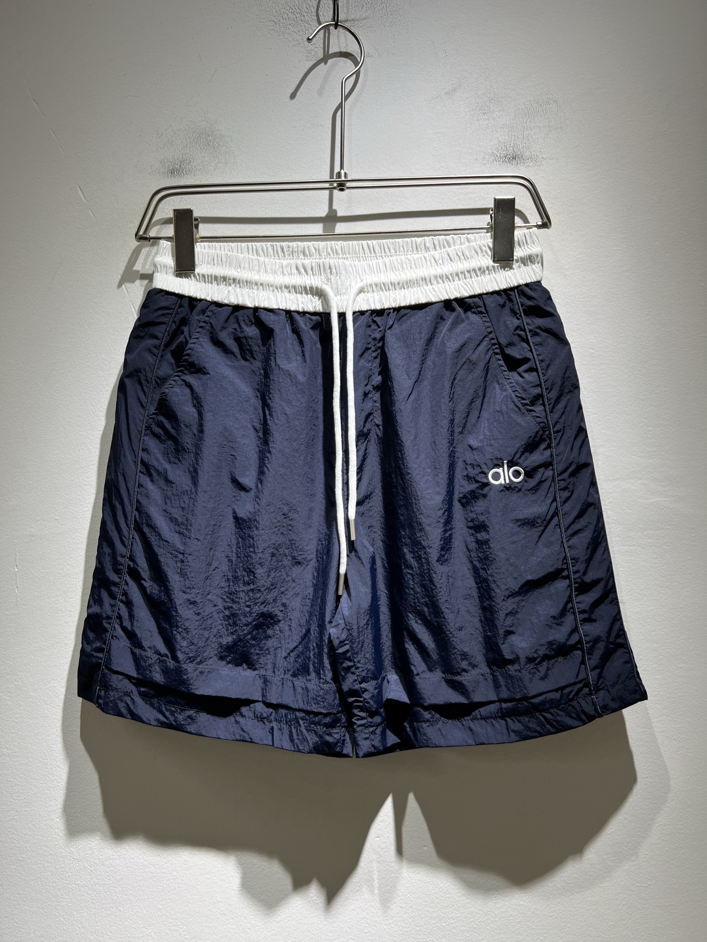 NO:456903,Alo 2025 spring and summer new men's casual shorts, a high-end quality choice... A versatile trousers that combine casual pants are also an indispensable matching tool in men's wardrobe. It is a classic style with practical wear!  The design style of the whole casual pants is simple and fashionable, which is very consistent with the low-luxury style setting, has excellent skin-friendly value, is easy to wear, and is full of detail!  Classic logo embroidery pattern design!  This trousers are made of high-quality polyester fiber fabric. The fabric is comfortable, soft and delicate, and has a good vertical feeling. It looks very textured and has a high-end charm. The first-class and exquisite style cutting, the line is delicate, smooth and neat, and the casual and casual pants look good no matter how you match it. If you like it, buy it now. Good products are not waiting for anyone!  Size M-3XL, shorts, alexander wang19860909Alo 2025春夏新款男士休闲短裤,高端品质之选……一款休闲裤兼备的百搭裤装,也是男士衣橱里不可缺少的搭配神器,属于实穿型的经典款式！整条休闲裤的设计风格简洁时尚,非常符合低奢的风格设定,亲肤值优越,穿着方便,细节感十足！经典标识logo刺绣图案设计！此款裤装采用优质聚酯纤维面料打造而成,面料舒服,手感柔软细腻,有着很好的垂直感,看上去非常有质感,细品高级韵味十足.一流精湛的版型裁剪,走线细致平顺工整,休闲随意怎么搭配都好看的裤装,喜欢的赶紧入手吧,好货可不等人！尺码M-3XL,,shorts,alexander wang,Men's clothing