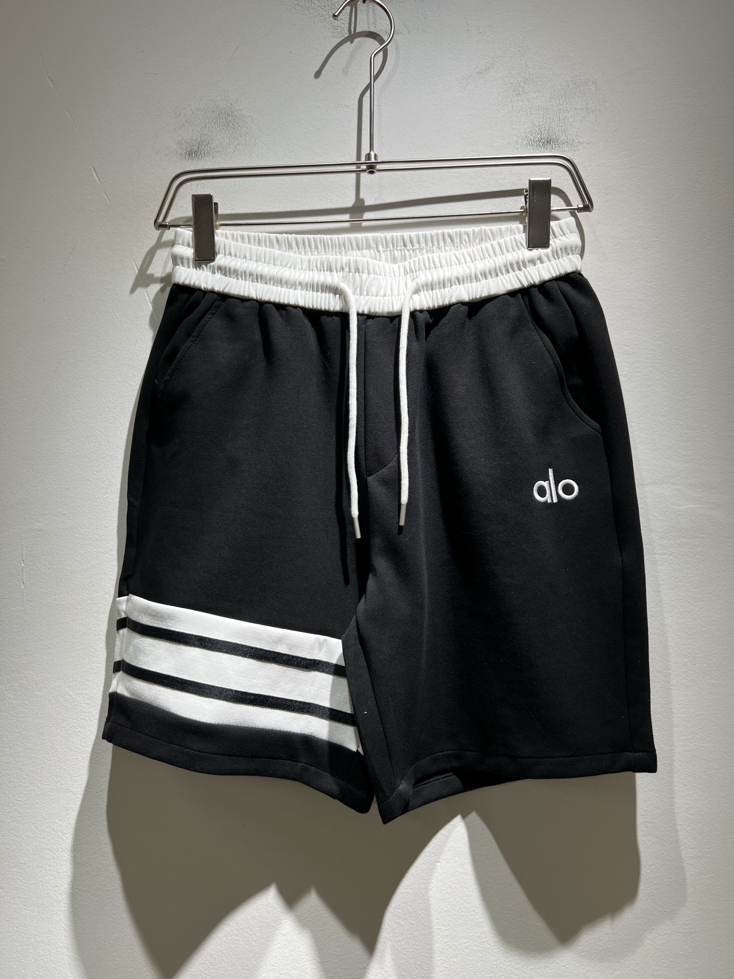 NO:456911,Alo 2025 spring and summer new men's casual shorts, a high-end quality choice... A versatile trousers that combine casual pants are also an indispensable matching tool in men's wardrobe. It is a classic style with practical wear!  The design style of the whole casual pants is simple and fashionable, which is very consistent with the low-luxury style setting, has excellent skin-friendly value, is easy to wear, and is full of detail!  Classic logo embroidery pattern design!  This trousers are made of high-quality pure cotton fabric. The fabric is comfortable, the feel is soft and delicate, and has a good vertical feeling. It looks very textured and has a high-end charm. The first-class and exquisite style cut, the line is delicate, smooth and neat, and the casual and casual pants look good no matter how you match it. If you like it, buy it now. Good products are not waiting for anyone!  Size M-3XL, shorts, alexander wang19860909Alo 2025春夏新款男士休闲短裤,高端品质之选……一款休闲裤兼备的百搭裤装,也是男士衣橱里不可缺少的搭配神器,属于实穿型的经典款式！整条休闲裤的设计风格简洁时尚,非常符合低奢的风格设定,亲肤值优越,穿着方便,细节感十足！经典标识logo刺绣图案设计！此款裤装采用优质纯棉面料打造而成,面料舒服,手感柔软细腻,有着很好的垂直感,看上去非常有质感,细品高级韵味十足.一流精湛的版型裁剪,走线细致平顺工整,休闲随意怎么搭配都好看的裤装,喜欢的赶紧入手吧,好货可不等人！尺码M-3XL,,shorts,alexander wang,Men's clothing