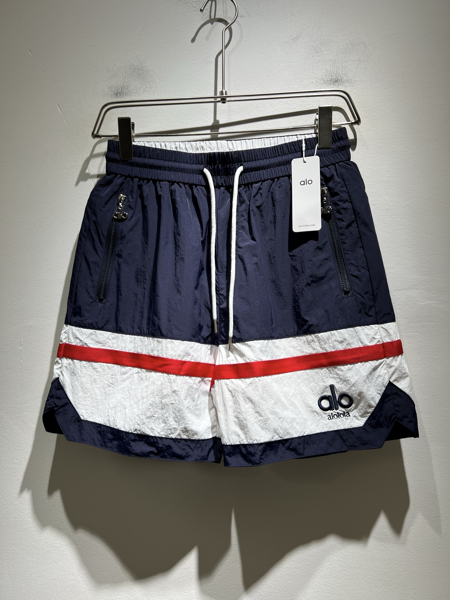 NO:456924,Alo 2025 spring and summer new men's casual shorts, a high-end quality choice... A versatile trousers that combine casual pants are also an indispensable matching tool in men's wardrobe. It is a classic style with practical wear!  The design style of the whole casual pants is simple and fashionable, which is very consistent with the low-luxury style setting, has excellent skin-friendly value, is easy to wear, and is full of detail!  Classic logo embroidery pattern design!  This trousers are made of high-quality polyester fiber fabric. The fabric is comfortable, soft and delicate, and has a good vertical feeling. It looks very textured and has a high-end charm. The first-class and exquisite style cutting, the line is delicate, smooth and neat, and the casual and casual pants look good no matter how you match it. If you like it, buy it now. Good products are not waiting for anyone!  Size M-3XL, shorts, alexander wang19860909Alo 2025春夏新款男士休闲短裤,高端品质之选……一款休闲裤兼备的百搭裤装,也是男士衣橱里不可缺少的搭配神器,属于实穿型的经典款式！整条休闲裤的设计风格简洁时尚,非常符合低奢的风格设定,亲肤值优越,穿着方便,细节感十足！经典标识logo刺绣图案设计！此款裤装采用优质聚酯纤维面料打造而成,面料舒服,手感柔软细腻,有着很好的垂直感,看上去非常有质感,细品高级韵味十足.一流精湛的版型裁剪,走线细致平顺工整,休闲随意怎么搭配都好看的裤装,喜欢的赶紧入手吧,好货可不等人！尺码M-3XL,,shorts,alexander wang,Men's clothing