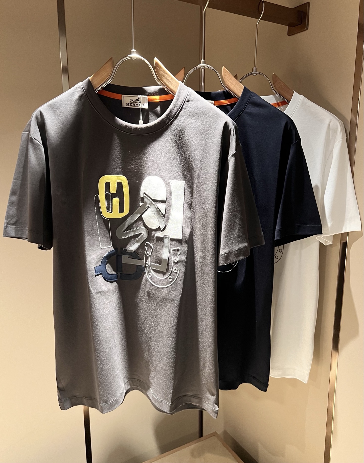 NO:456917,Her*mes 2025 spring and summer new men's short-sleeved T-shirt, a new upgraded versatile basic style, low-key and luxurious, and a choice of character!  Select high-quality and selected pure cotton fabrics!  Created, enjoy a relaxed and comfortable wearing experience, with super vertical performance, the iconic logo is extremely artistic, with a very detailed craftsmanship and high recognition, showing the new brand micro-label culture!  Classic perfect layout design, precise and in place for cutting. Simple and atmospheric style, and can show fashionable charm in daily leisure life. Size M-3XL, T-shirt,tees, t-shirt,alexander wang19860909Her*mes爱*仕2025春夏新款男士短袖T恤,全新升级百搭基础款,低调奢华,品格之选！甄选优质精选纯棉面料！打造而成,享受轻松自在的穿着体验,有着超强的垂直性能 艺术感极强标志性logo皮革工艺设计,工艺细致,辨识度极高,展现全新品牌微标文化！经典完美版型设计,在裁剪上精准到位.简约大气风格,又能在日常休闲生活中展现时尚魅力.尺码M-3XL,,T-shirt,tees，t-shirt,alexander wang,Men's clothing