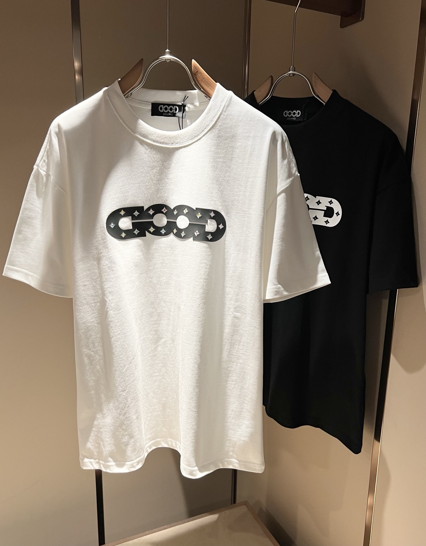 NO:456908,Good 2025 spring and summer new short-sleeved T-shirt for men and women!  Fashionable casual short-sleeved T-shirt with catwalk pattern prints!  Design logo glue pressing design!  The most designed and selected customer-supplied 260g pure cotton fabric, which feels soft and skin-friendly, is comfortable and breathable, and you can’t picky about the real thing!  Loose, small, shoulder-dead round neck cut, genderless couple mixed styles, opening up a new fashion charm!  Differentiate the market version of the high-end custom series!  Size M-3XL, T-shirt,tees,t-shirt,alexander wang19860909Good 2025春夏新款男女同款短袖T恤！走秀图案印花时尚休闲短袖T恤衫！设计logo压胶设计！极具设计精选客供260g纯棉面料,手感柔软亲肤,着身舒适透气性都无法挑剔,实物绝对会让你爱不释手！宽松小落肩的圆领版型裁剪,无性别主义的情侣混穿款式,打开全新的时装新韵味！区别市场版本高定系列！尺码M-3XL,,T-shirt,tees，t-shirt,alexander wang,Men's clothing