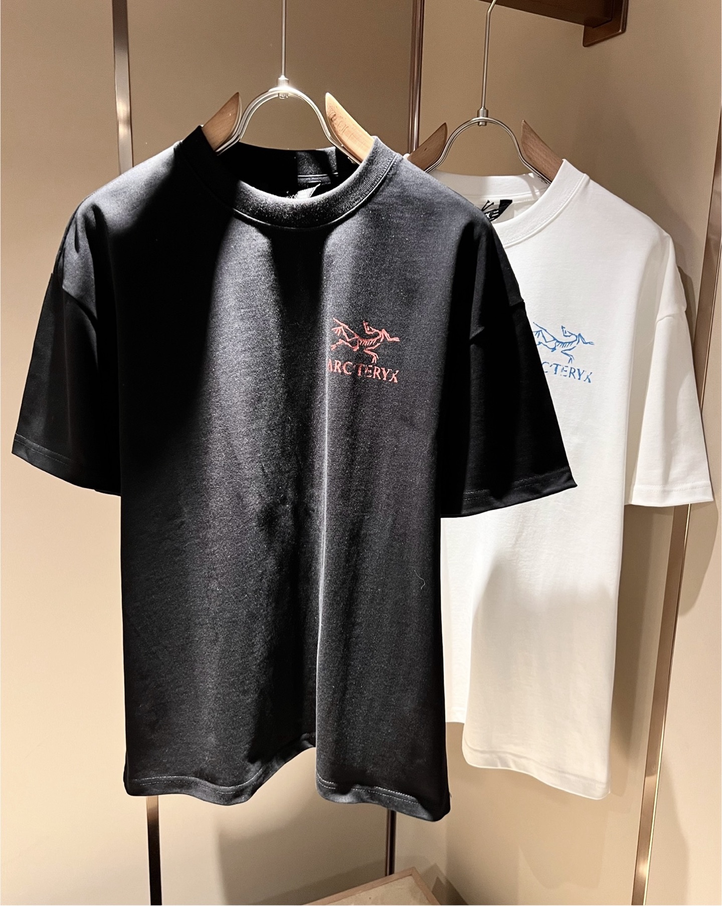 NO:458840,ARCTER*X Original Archaeological Bird 2025 spring and summer new short-sleeved T-shirt outdoor brands for men and women, perhaps the first thing that comes to mind is Canadian goose and Archaeological Bird. It gives people a feeling of trying out the label!  In addition to being quite accomplished in style design, the most obvious or most expert should be to have deeper and unique insights and attainments in fabrics. Through continuous structural research and problem-solving, and characterized by unique research on fabrics, these alone are enough to support it to become the first new logo brand image in the clothing manufacturing industry. This model uses air cotton material!  The fabric after the seiko blending feels smooth and soft, and it has both natural beauty and comfort. The large body style is cut cleanly and cleanly, and the fabric shows a different hazy structural beauty. It is made of exclusive mold customization. The fabric and its technology test the workers, can be smooth and smooth without wrinkles!  Logo logo pattern printing craft design!  It really tests the handmade work of every master!  It makes the whole clean and neat, without leaving any thread. Now men who pursue life are more refined in life!  Size M-3XL, arc'teryx, T-shirt,tees, t-shirt,alexander wang19860909ARCTER*X始*祖鸟 2025春夏新款男女同款短袖T恤户外品牌可能大家第一想到的就是加拿大鹅、始祖鸟.给人一种标签试的感觉！除了在款式设计上颇有造诣之外,最明显或者说最为拿手的,应该就是在面料上的拥有更深独特见解跟造诣了.通过不断地结构研究和问题处理,在以面料独特研究为特征,仅凭这些就已经足以支撑其成为服装制造行业中,首屈可数的新标志品牌形象.此款采用的空气棉材质！通过精工混纺之后的面料,手感细滑柔软,同时兼具自然美感跟舒适度.大身上版型裁剪简洁干净,面料上显现出了不一样朦胧的结构性美感来.独家开模定制而成,面料及其考验工人的技术,能做到平整服帖又不起皱！标志logo图案印花工艺设计！真的是很考验每位师傅的手工制作！使得整体干净利索,不留一丝线头.现在对于生活有所追求的男性也在生活中更为精致！尺码M-3XL,arc'teryx,T-shirt,tees，t-shirt,alexander wang,Men's clothing