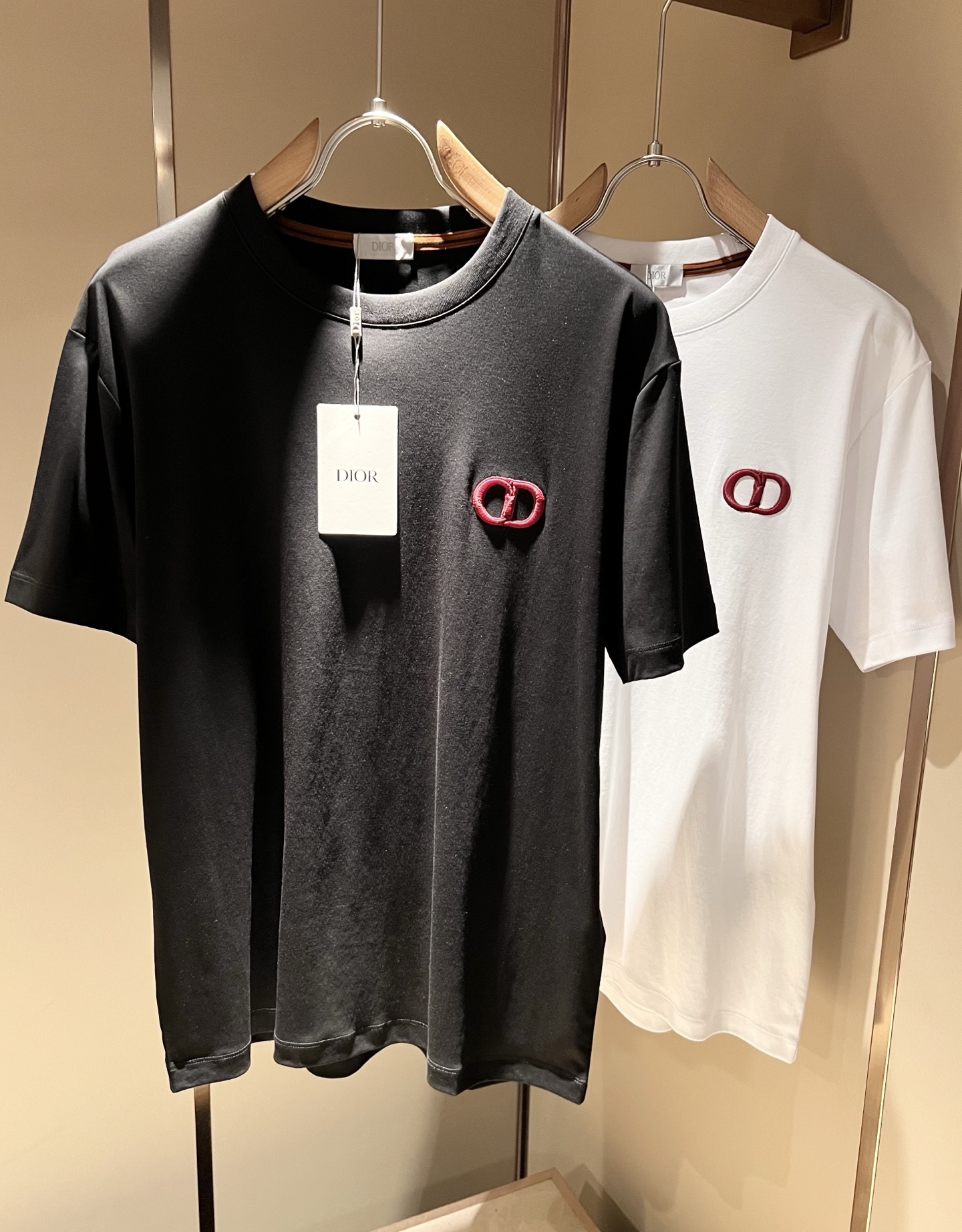 NO:456897,Dio*Dijia 2025 spring and summer new short-sleeved T-shirt for men and women, and the counter is available at the same time!  Customized exclusive 260g pure cotton fabric, customized original craft threads, chest logo pattern embroidery craft design!  Simple and generous, calm and versatile, extremely high-end, perfectly integrated with fashion and style, a top fashionable style that perfectly suits the outside wear!  The overall feeling is natural!  The ultimate classic versatile short-sleeved T-shirt is designed with the latest three-dimensional letter logo embroidery elements!  The ultimate perfection of heavy industry!  Fans who pursue high quality are please buy them by themselves, and all fans who know the goods are invited to appreciate this model together!  !  Size M-3XL, dior,dior,T-shirt,tees,t-shirt,alexander wang19860909Dio*迪家 2025春夏新款男女同款短袖T恤,专柜同步发售！定制专属260克纯棉面料,定制原版工艺螺纹,胸前logo图案刺绣工艺设计！简约大方,从容百搭,档次极高,完美融入时尚还有风情感一款完美符合外穿的顶尖时髦气质款！整体给人浑然天成的感觉！极致经典的百搭型短袖T恤,采用最新的立体字母logo刺绣元素设计！极致的重工极致的完美！追求高品质的粉丝们请自行抢购,诚邀所有识货的粉丝一同鉴赏此款！！尺码M-3XL,,dior,dior,T-shirt,tees，t-shirt,alexander wang,Men's clothing