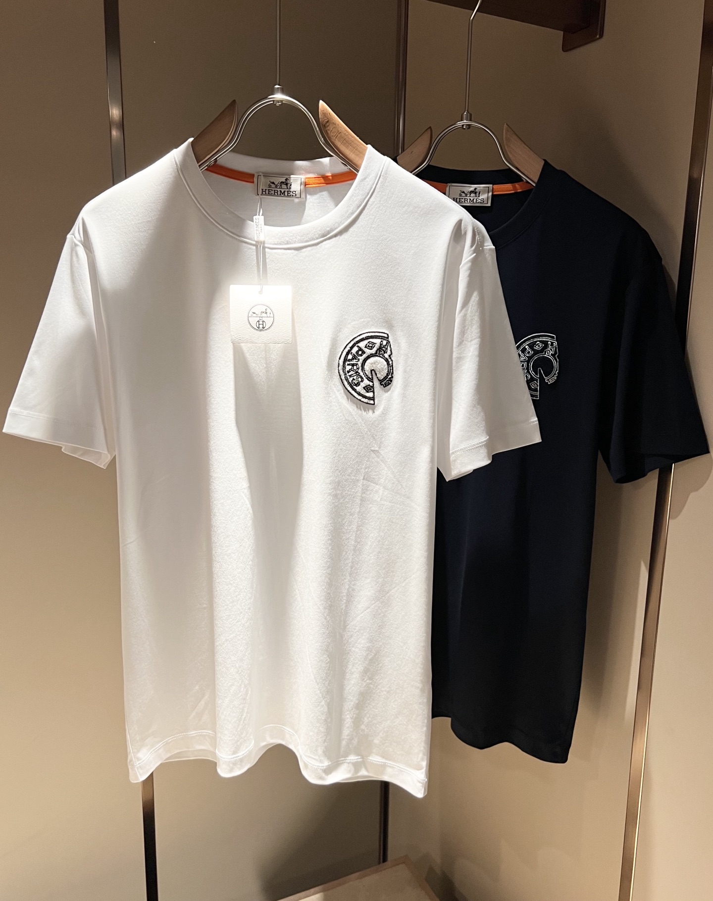 NO:456926,Her*mes 2025 spring and summer new men's short-sleeved T-shirt, a brand-new upgraded versatile basic style, low-key and luxurious, and a choice of character!  Select high-quality and selected pure cotton fabrics!  Created, enjoy a relaxed and comfortable wearing experience, with super vertical performance, and has a strong sense of art. The iconic logo embroidery craftsmanship is designed with meticulous craftsmanship and high recognition, showing the new brand micro-label culture!  Classic perfect layout design, precise and in place for cutting. Simple and atmospheric style, and can show fashionable charm in daily leisure life. Size M-3XL, T-shirt,tees, t-shirt,alexander wang19860909Her*mes爱*仕2025春夏新款男士短袖T恤,全新升级百搭基础款,低调奢华,品格之选！甄选优质精选纯棉面料！打造而成,享受轻松自在的穿着体验,有着超强的垂直性能 艺术感极强标志性logo刺绣工艺设计,工艺细致,辨识度极高,展现全新品牌微标文化！经典完美版型设计,在裁剪上精准到位.简约大气风格,又能在日常休闲生活中展现时尚魅力.尺码M-3XL,,T-shirt,tees，t-shirt,alexander wang,Men's clothing